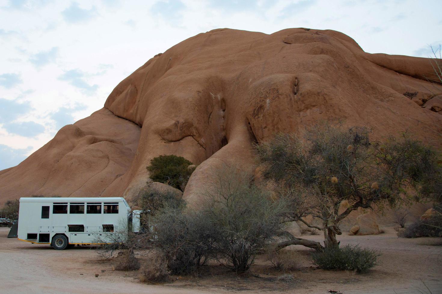 avontuurlijke reizen in afrika. witte vrachtwagen met een prachtig landschap in damaraland, namibië. foto