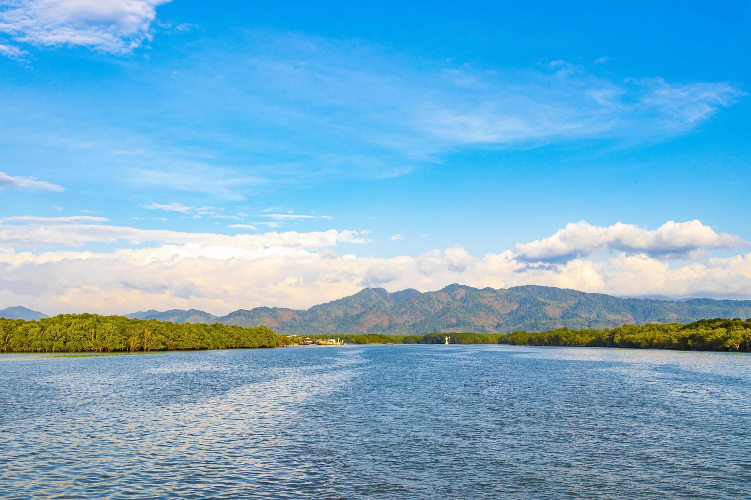 tropisch mangrove paradijs landschap industriële haven bang rin ranong thailand. foto