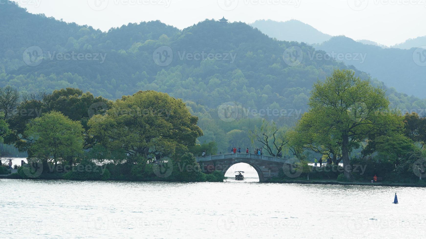 de prachtige merenlandschappen in de Chinese stad Hangzhou in de lente met het vredige meer en de frisse groene bergen foto