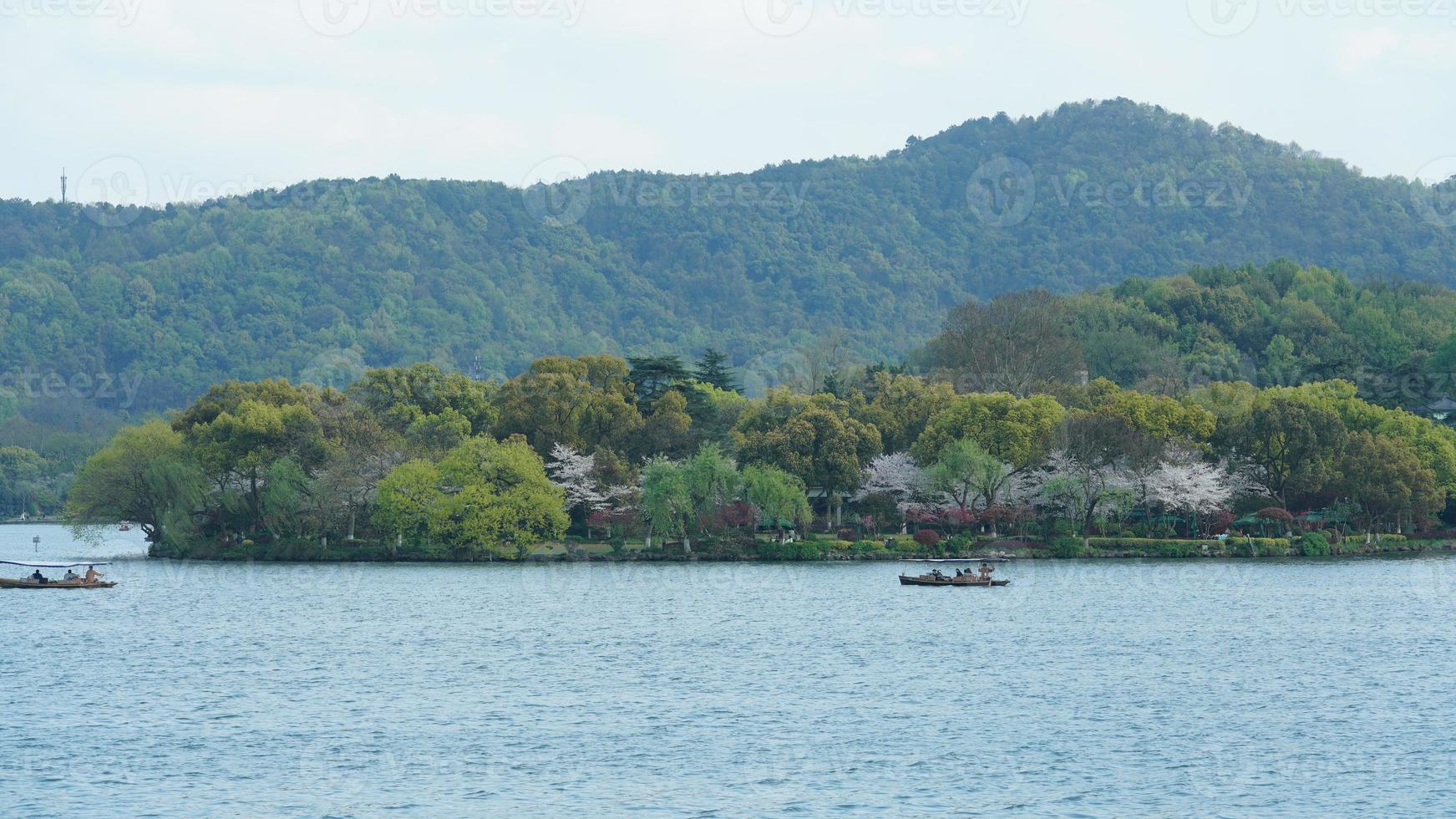 de prachtige merenlandschappen in de Chinese stad Hangzhou in de lente met het vredige meer en de frisse groene bergen foto