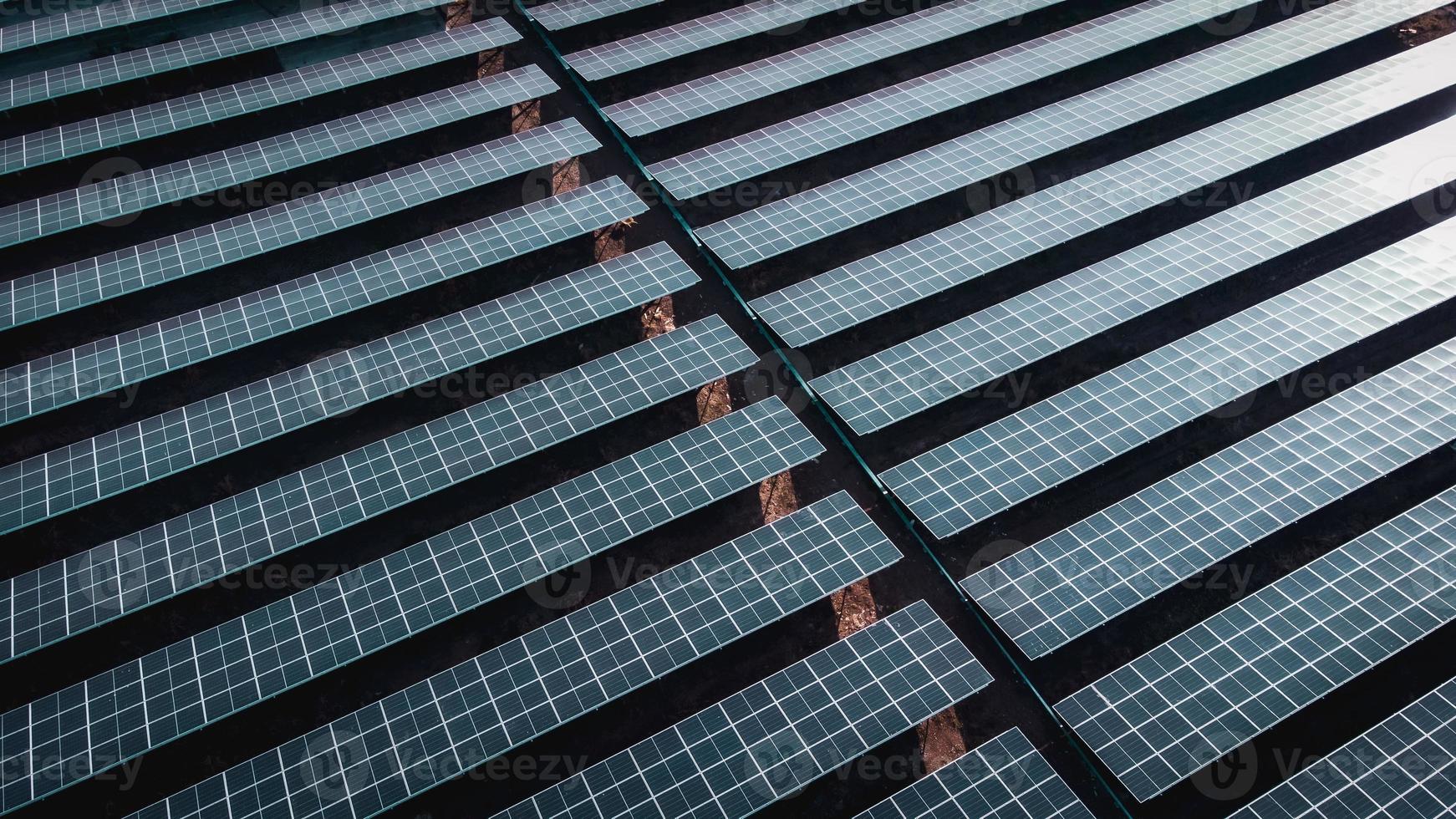 zonnecelpaneel vanuit luchtfoto. foto landschap van een zonnepark dat schone energie produceert.