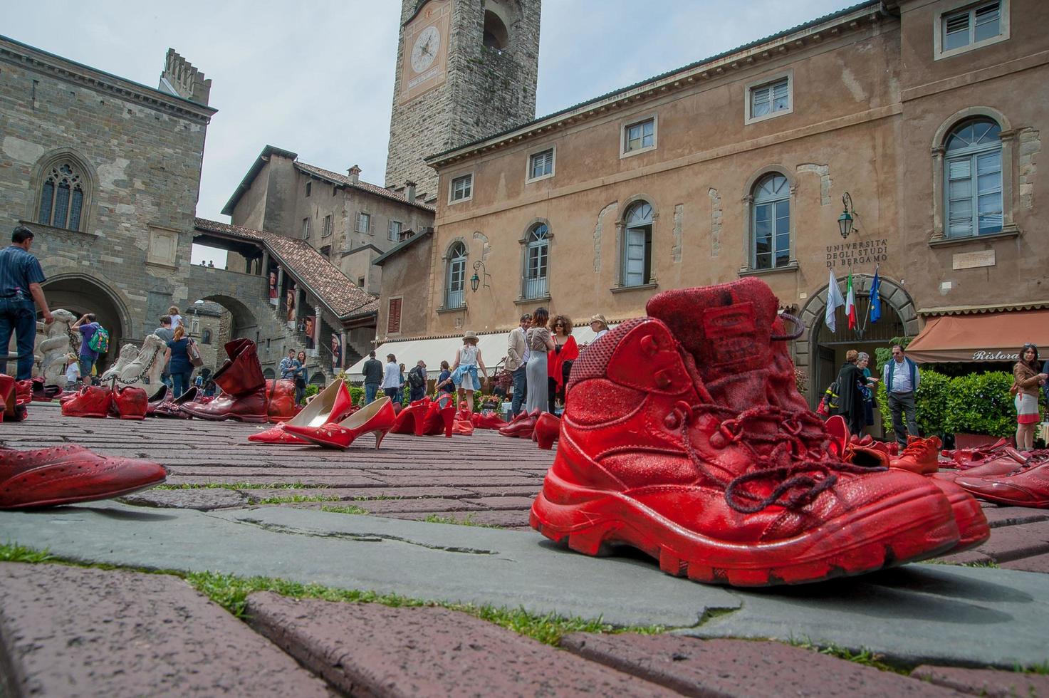 rode schoenen om geweld tegen vrouwen aan de kaak te stellen foto