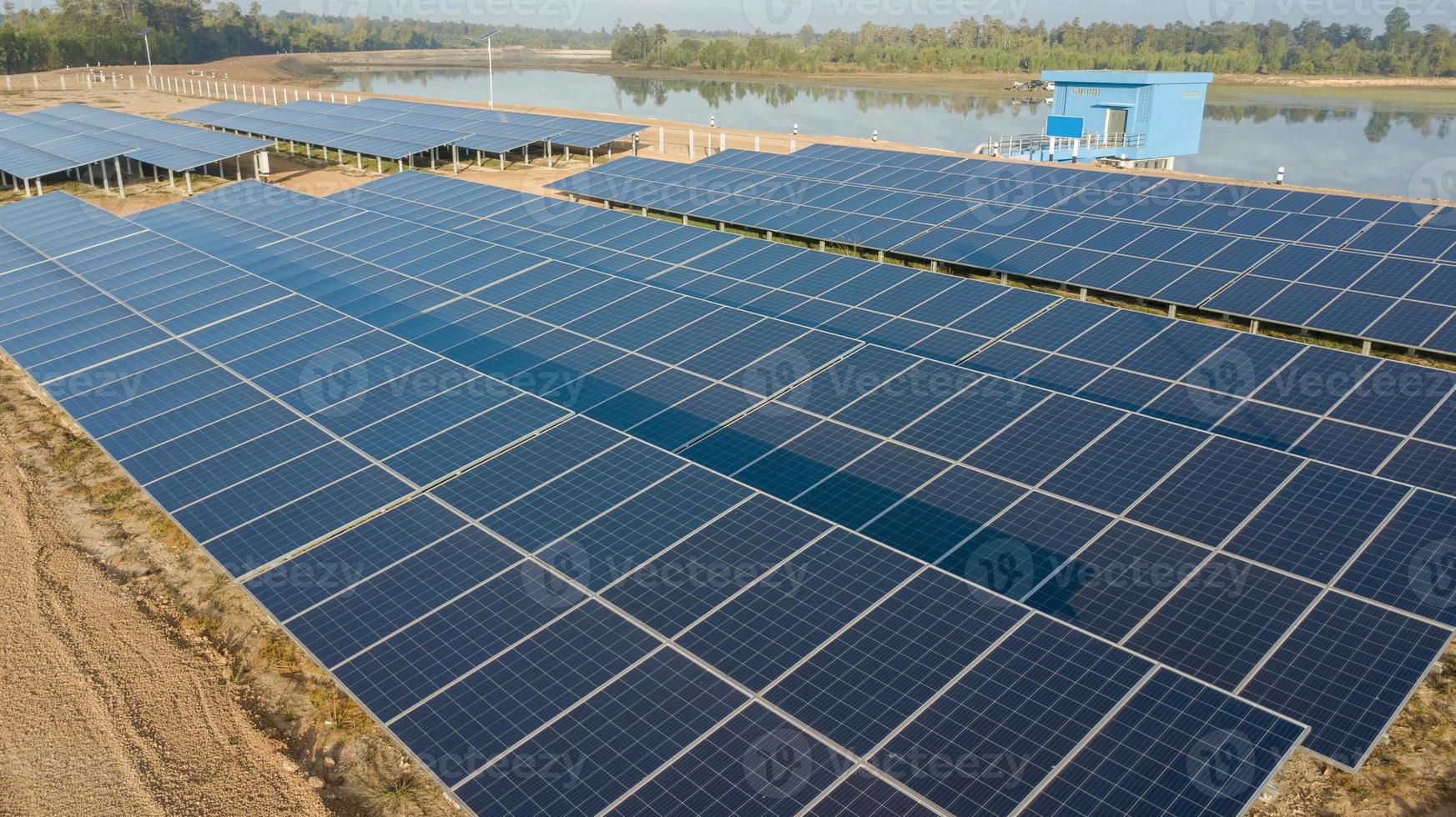boerderij zonne-energie ter vervanging van het gebruik van elektriciteit om water te pompen. foto
