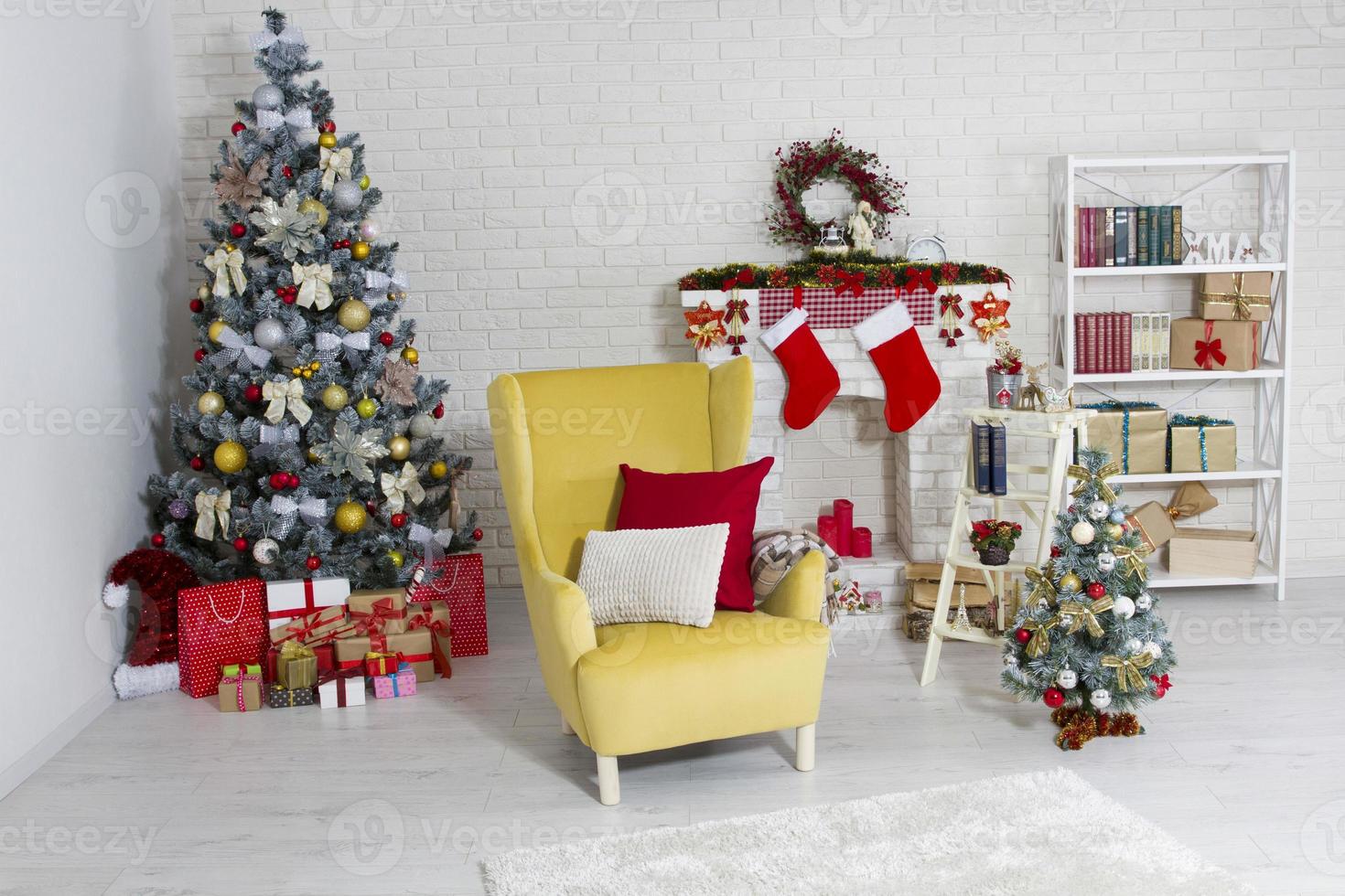 kerst gele fauteuil, kerstboom en open haard in het interieur foto