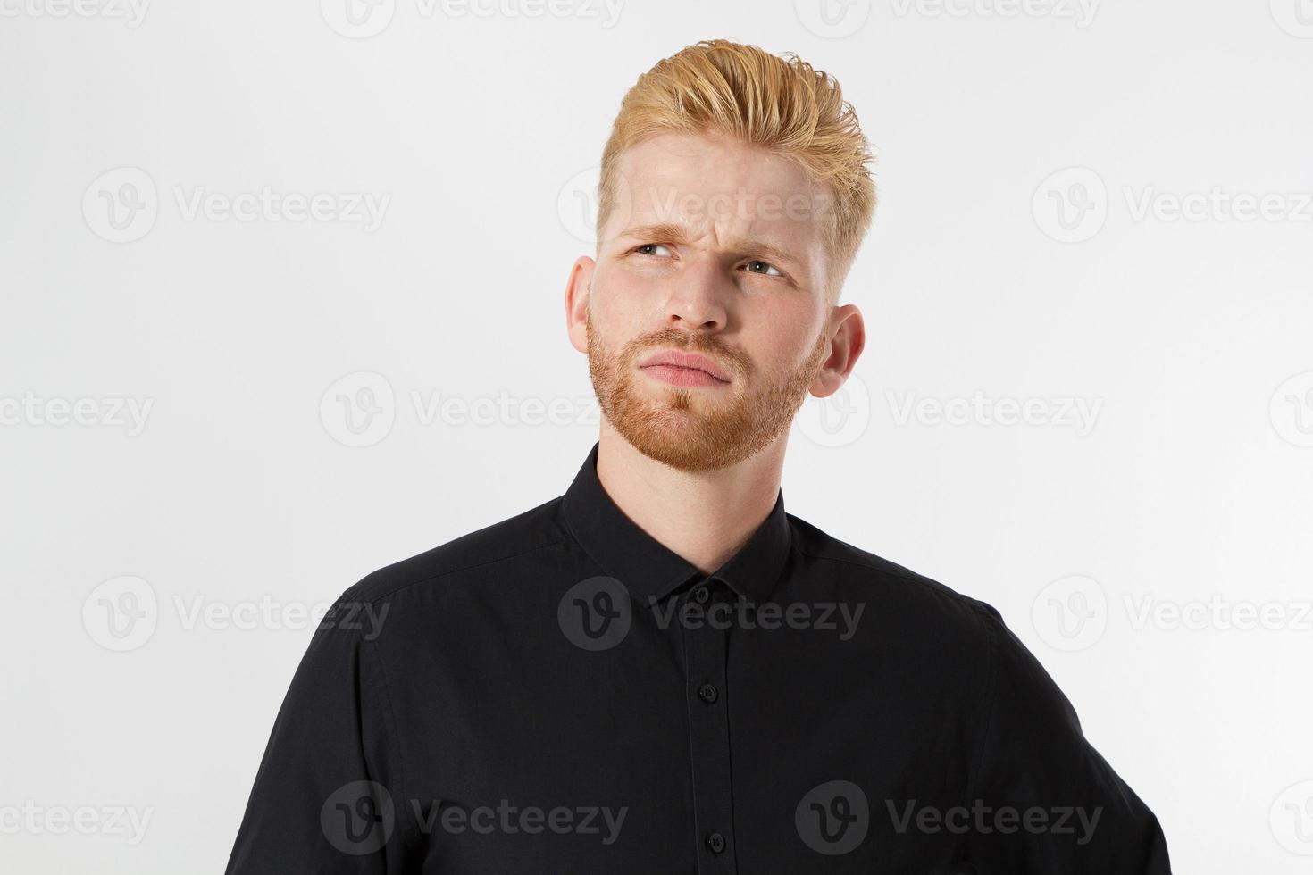 man denken, rood haar man serieus denken peinzend portret in studio geïsoleerd op witte achtergrond, jonge aantrekkelijke man in zwart shirt foto