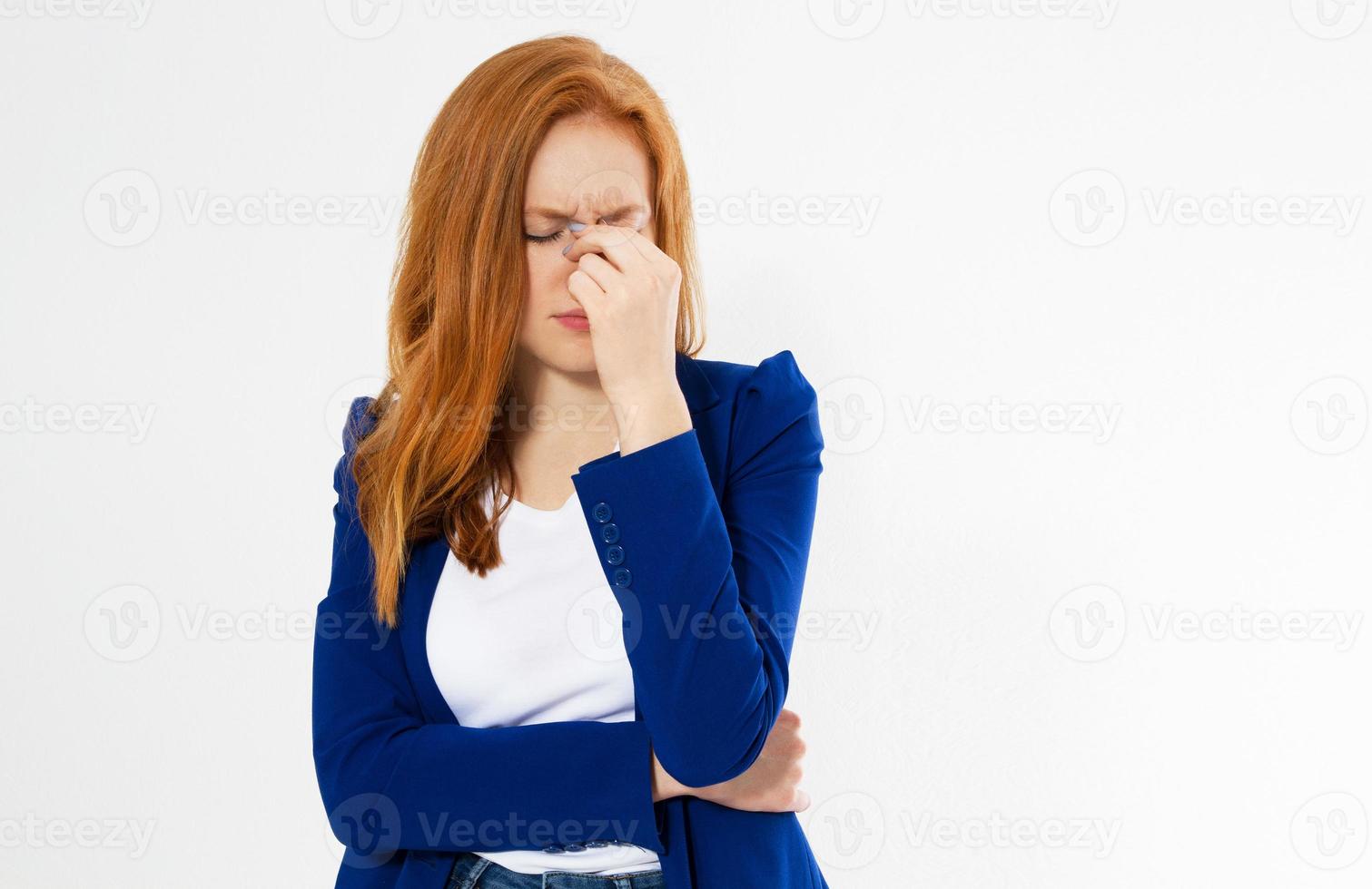 schattige, jonge mooie roodharige vrouw doet facepalm. roodharige meisjeshoofdpijn kon de zakelijke gezichtspalm niet van streek maken. portret van vrouwelijke doen facepalm poseren tegen studio achtergrond. foto