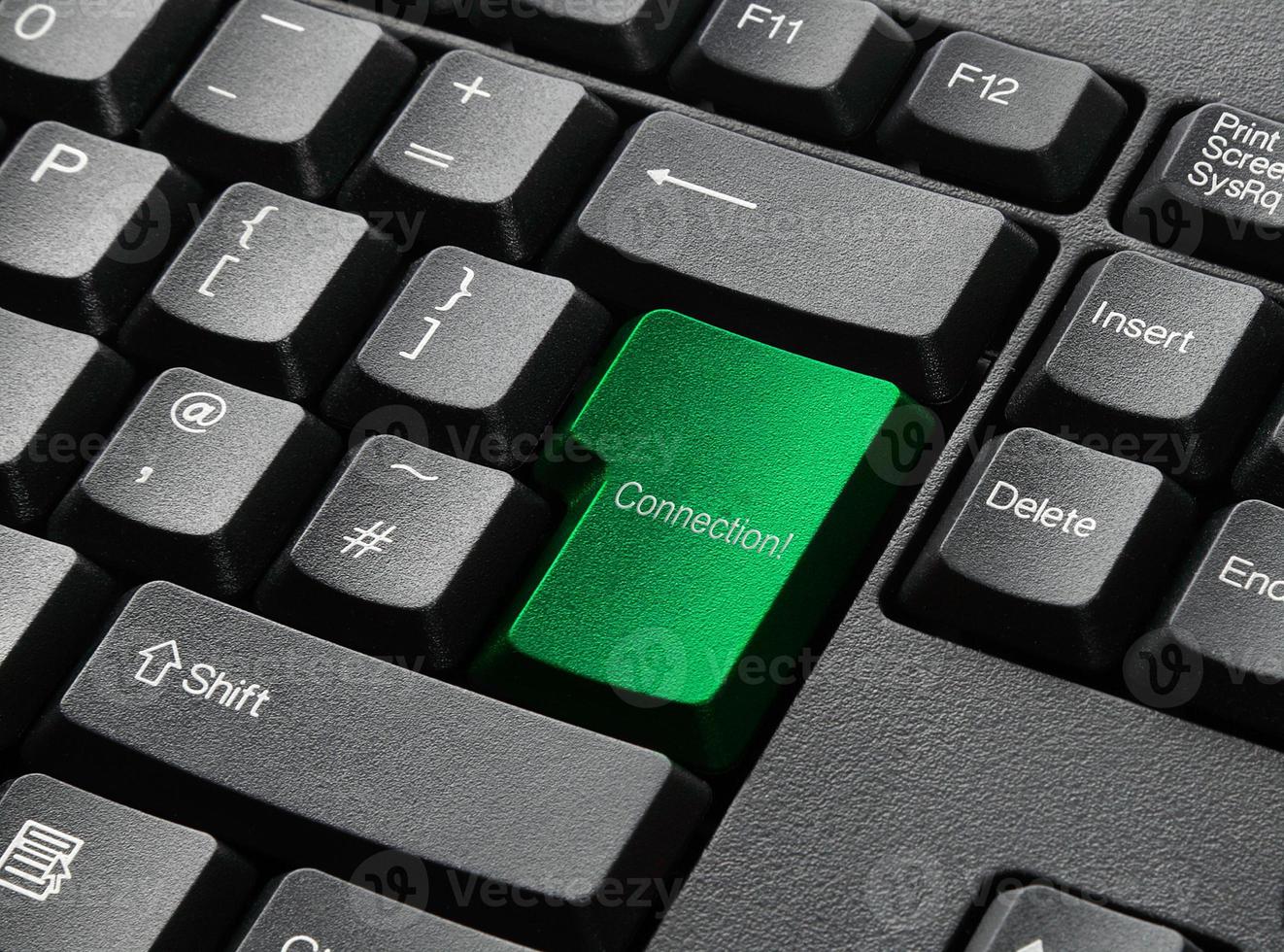 een zwart toetsenbord met groene toets gelabelde aansluiting foto