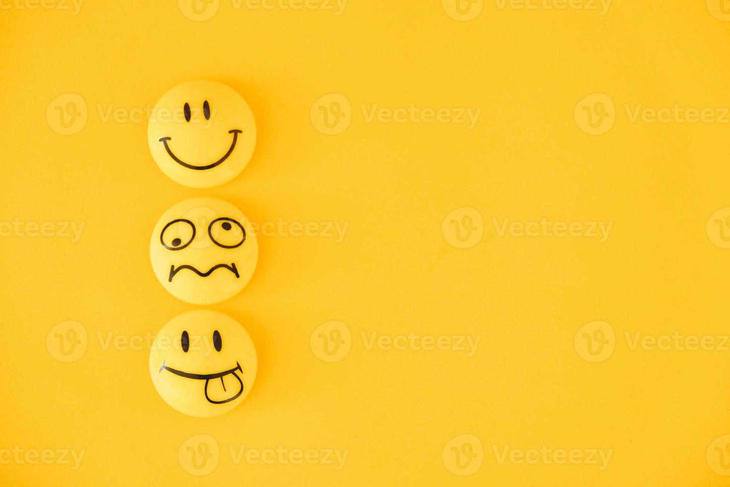 emoticon pictogrammen grappige gezichten op gele achtergrond foto