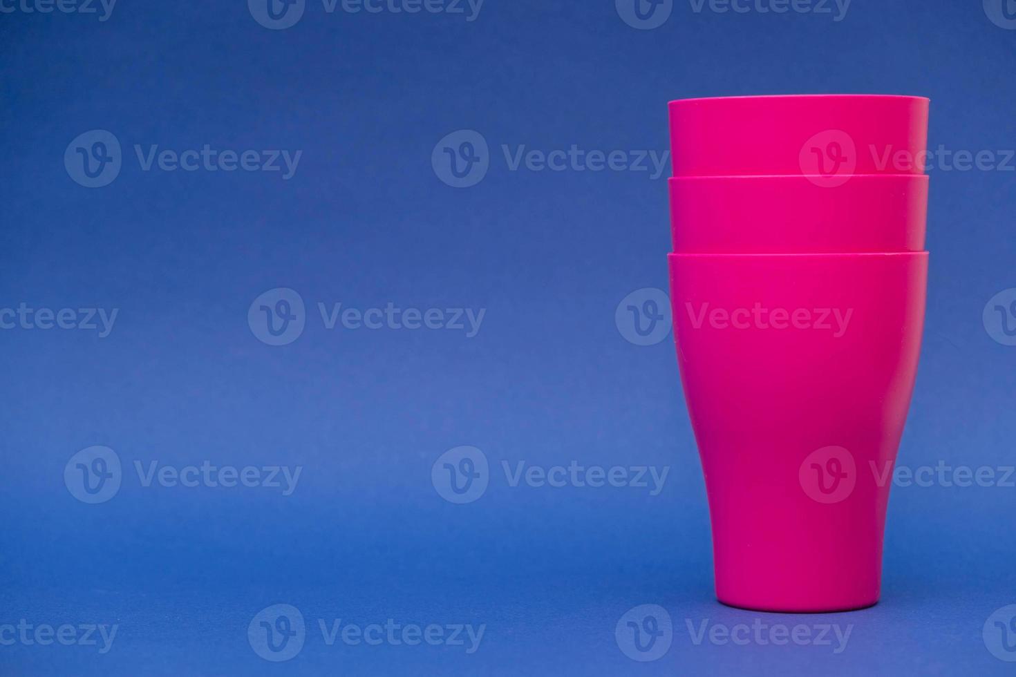 Oswald Eerlijkheid Schelden veel roze plastic bekers op blauwe achtergrond. instellen voor feest.  minimalistische stijl 4953438 stockfoto bij Vecteezy