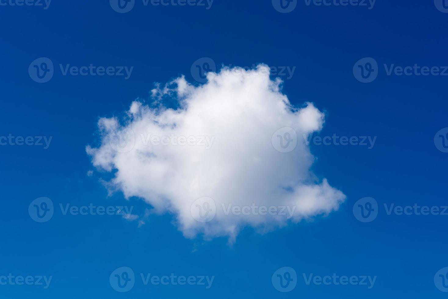 enkele witte wolk op blauwe hemelachtergrond overdag foto