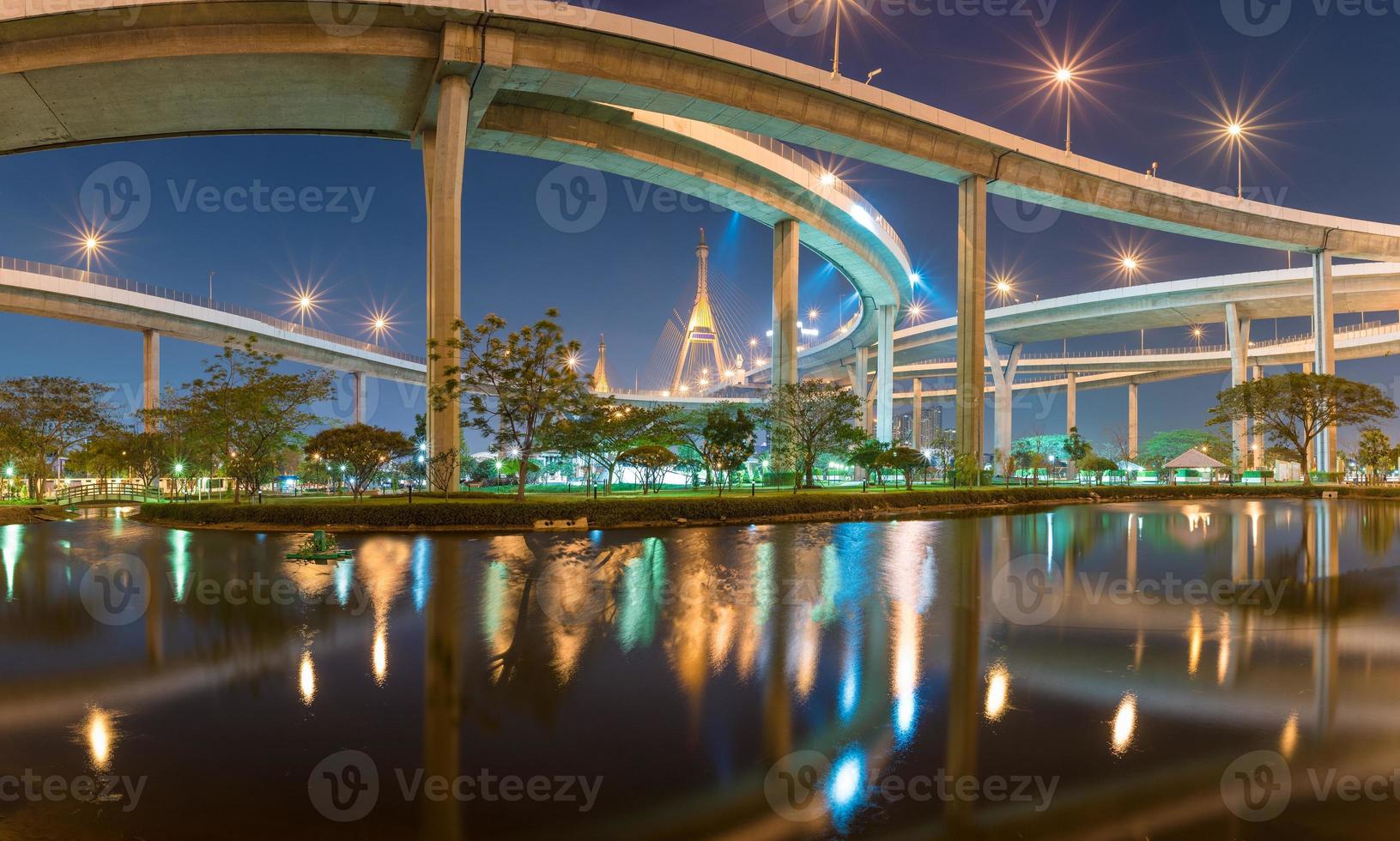 snelwegweg in het centrum van bangkok, thailand. snelweg is de infrastructuur voor vervoer in de grote stad. foto