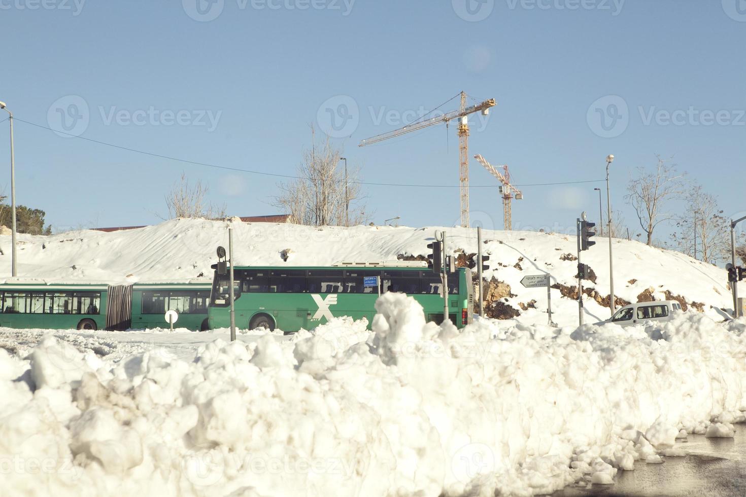 sneeuw in Jeruzalem en de omliggende bergen foto