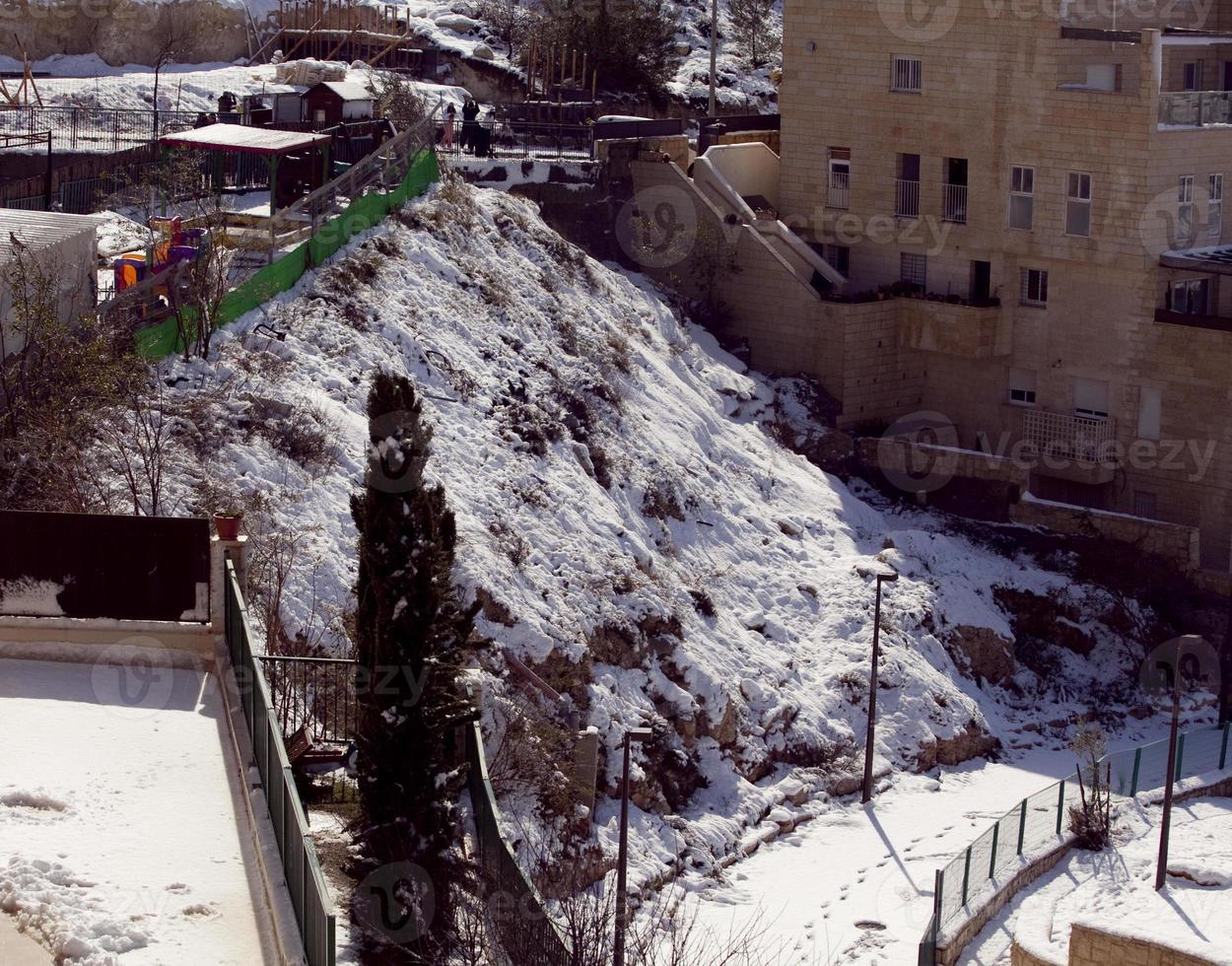 sneeuw in Jeruzalem en de omliggende bergen foto