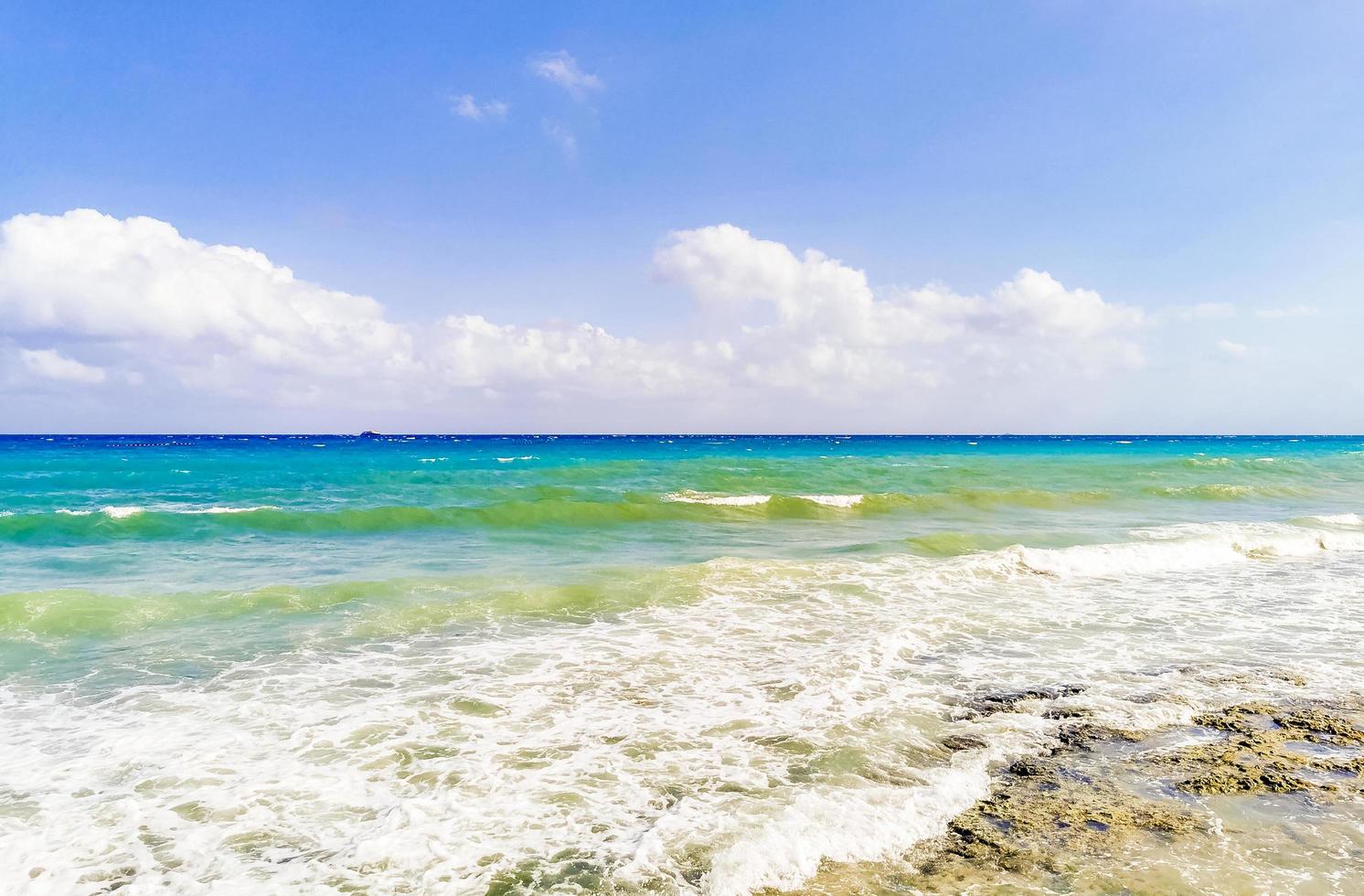 tropisch mexicaans strand helder turkoois water playa del carmen mexico. foto