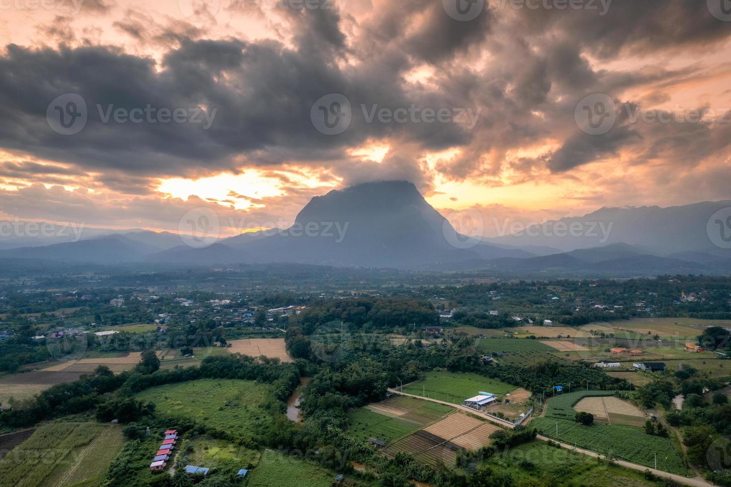 uitzicht op de berg doi luang chiang dao en wolken bedekt met de zonsondergang foto