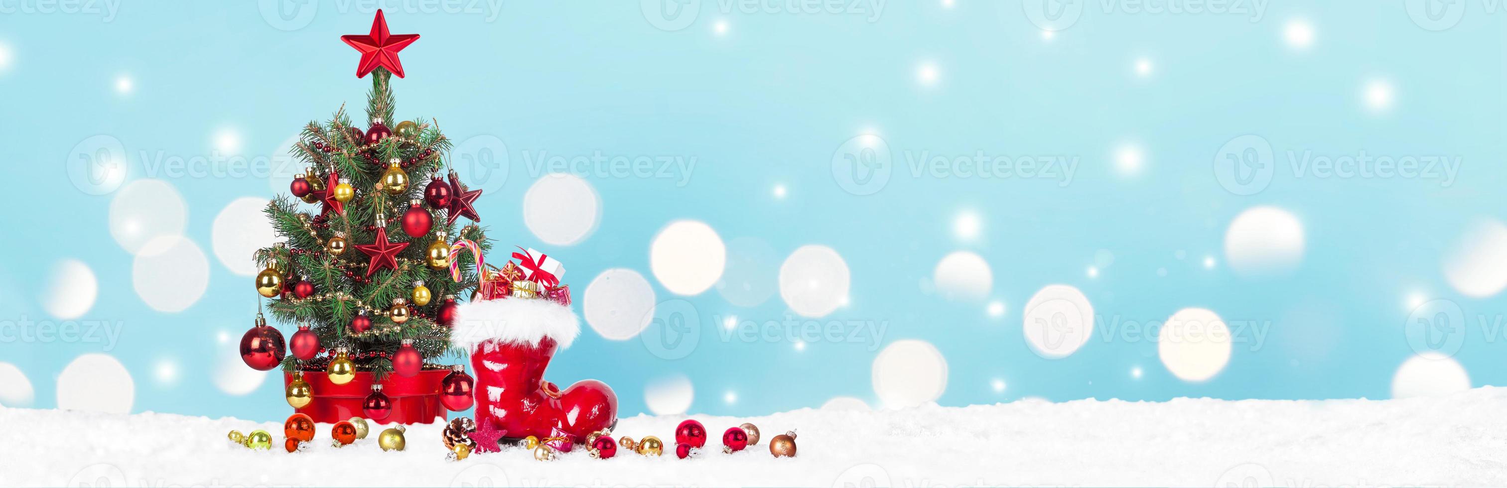 kerstboom met decoratie op een winterse achtergrond. foto