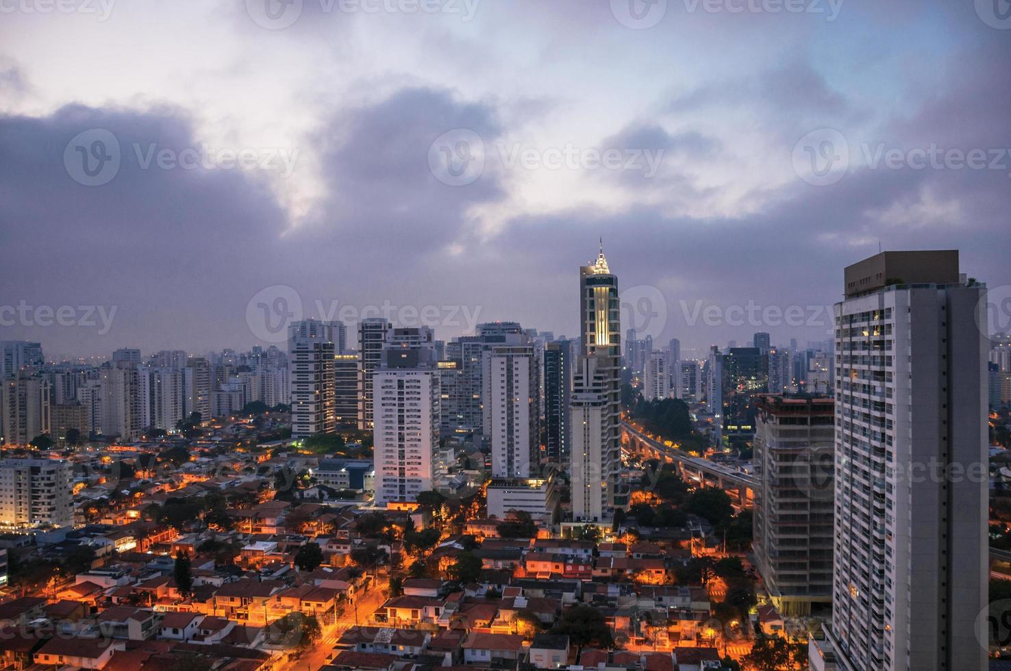 uitzicht op de skyline van de stad in het vroege ochtendlicht met huizen en gebouwen onder bewolkte luchten in de stad sao paulo. de gigantische stad, beroemd om zijn culturele en zakelijke roeping. foto