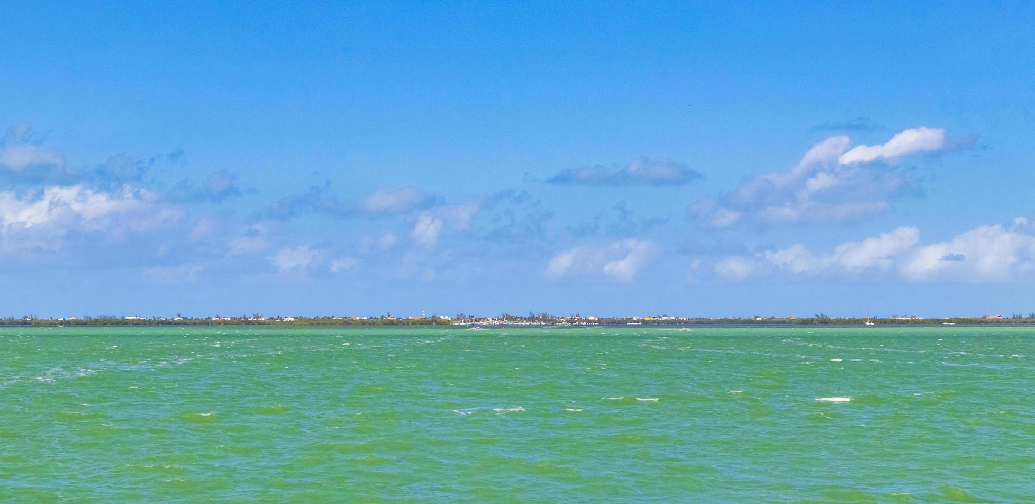 panorama landschapsmening op mooie holbox eiland turquoise water mexico. foto