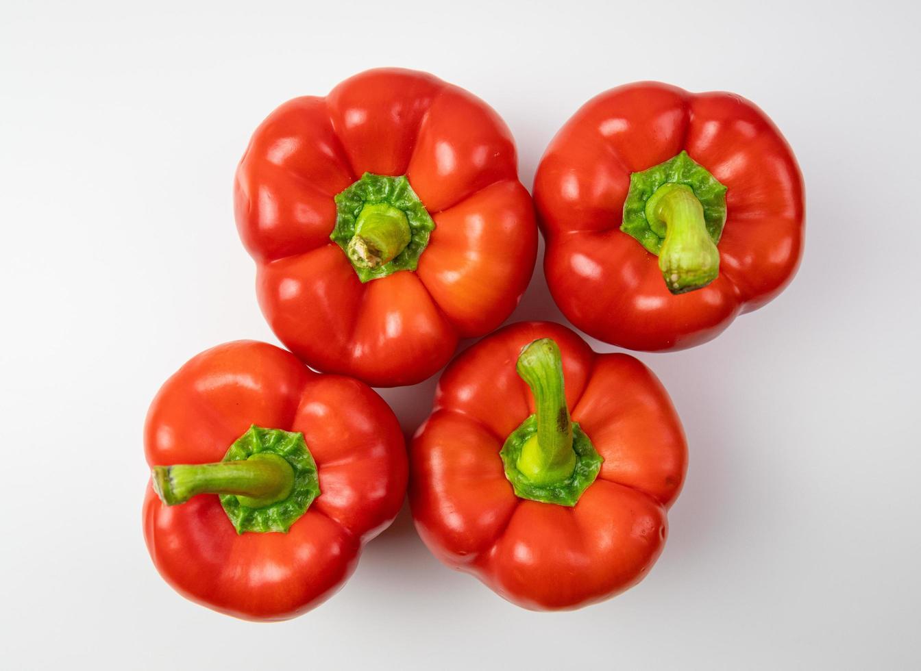 rode paprika op een witte achtergrond. groenten vol vitamines. foto
