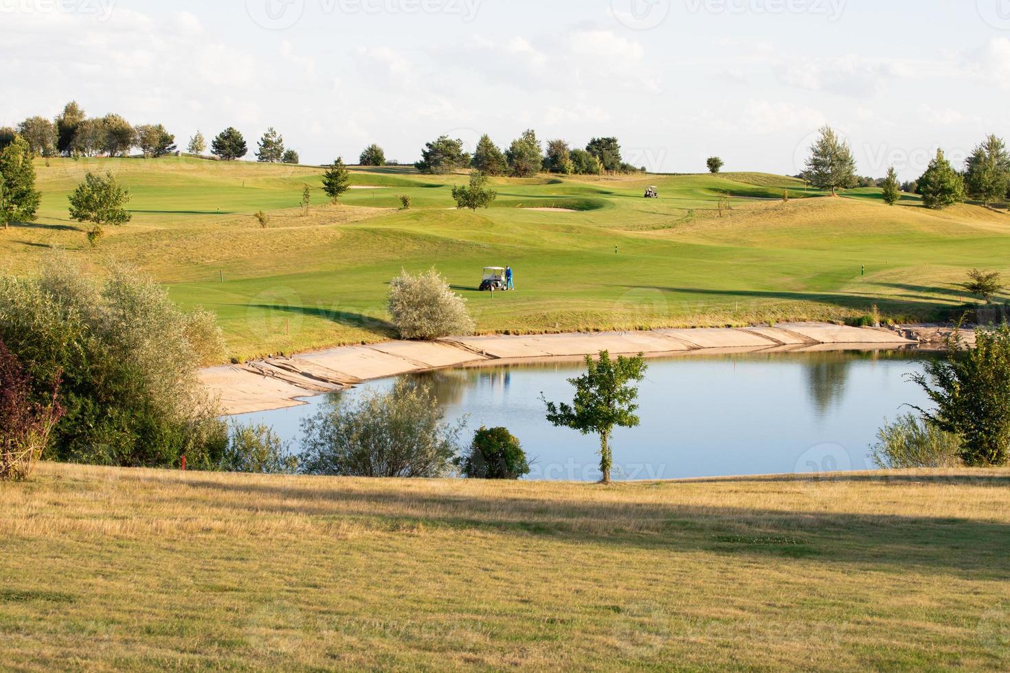 uitzicht op de golfbaan op een zonnige dag foto