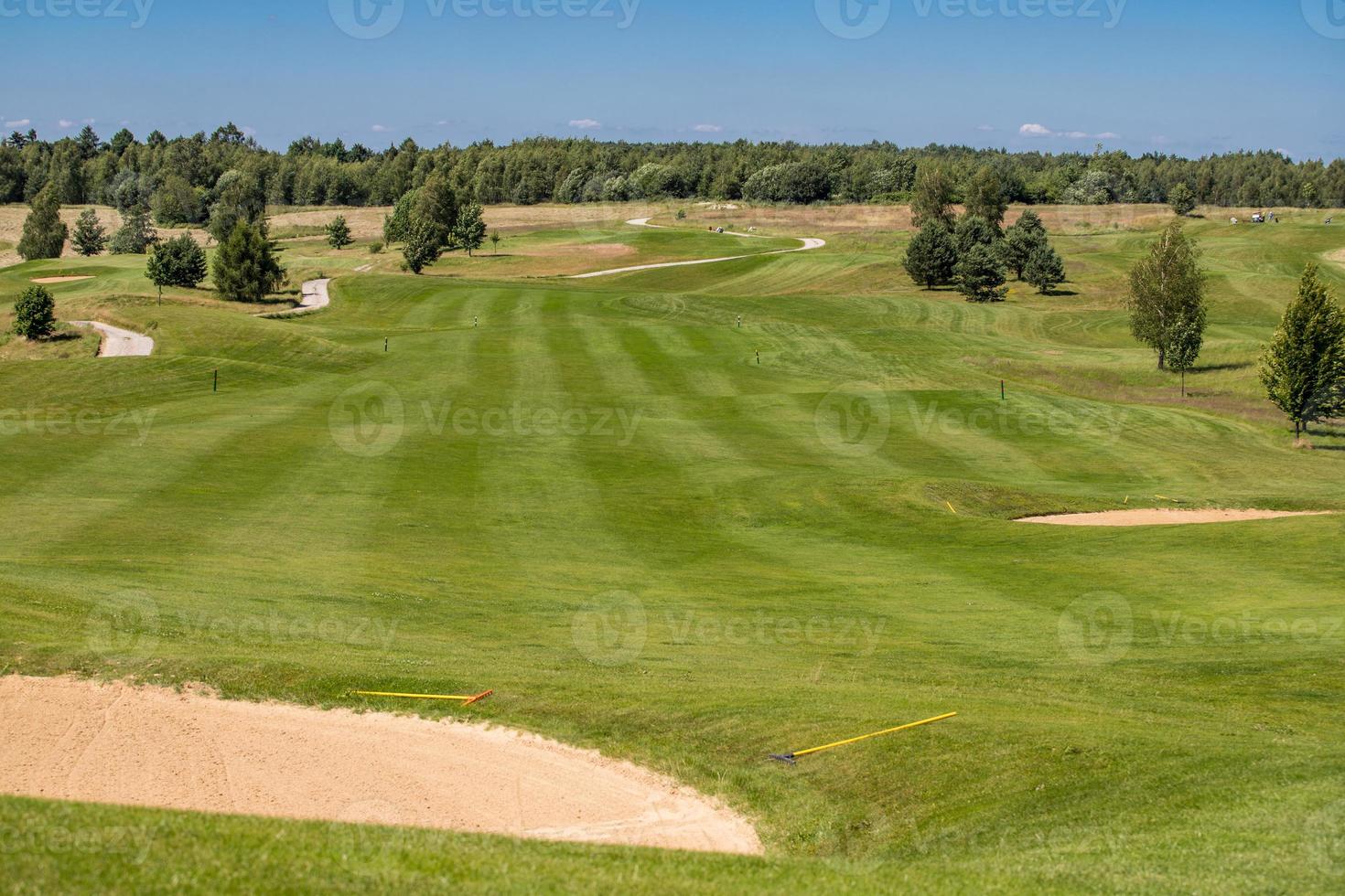 golfbaan op een zonnige dag foto