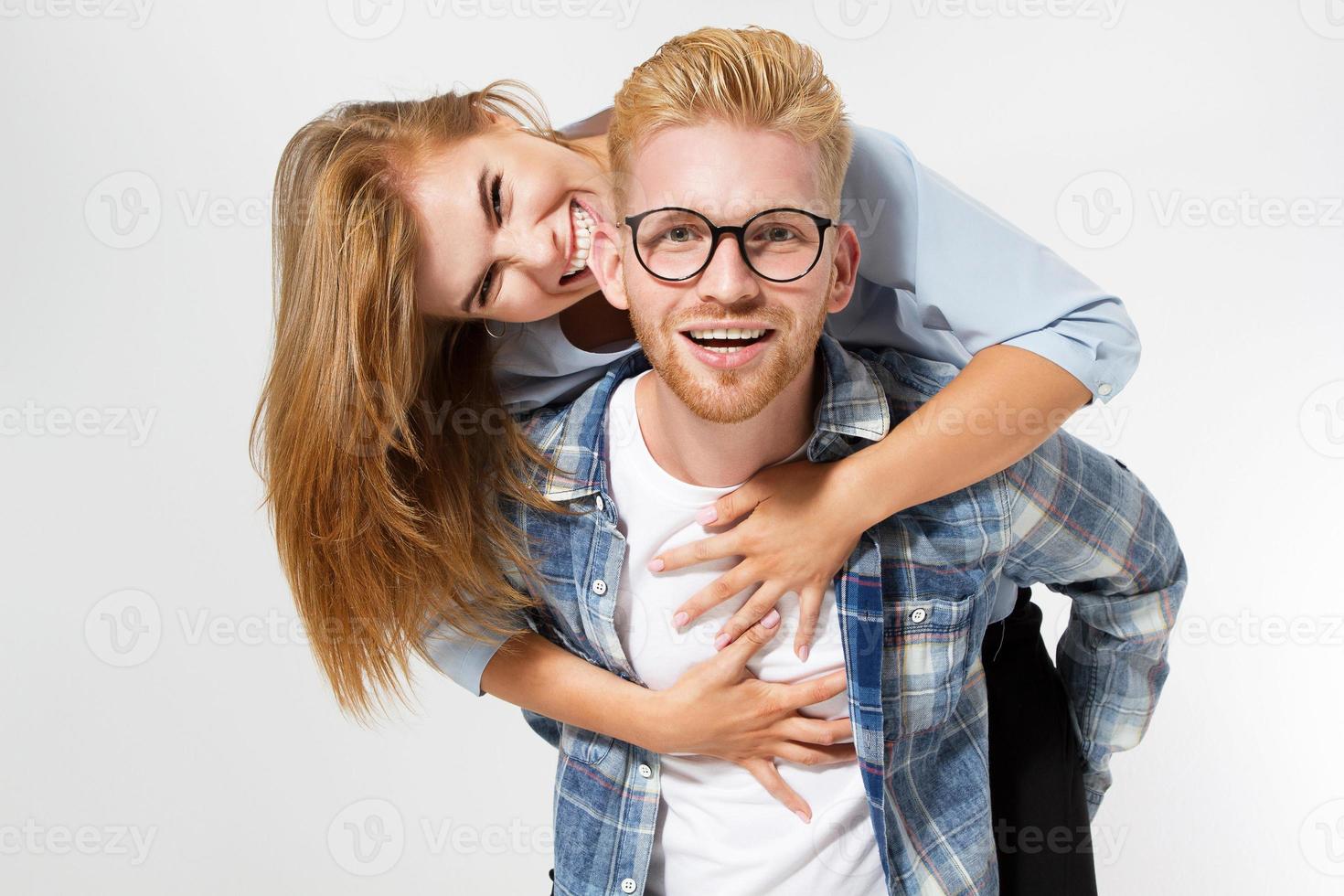 portret van een mooie emotionele jonge gelukkig lachend paar - geïsoleerd. foto