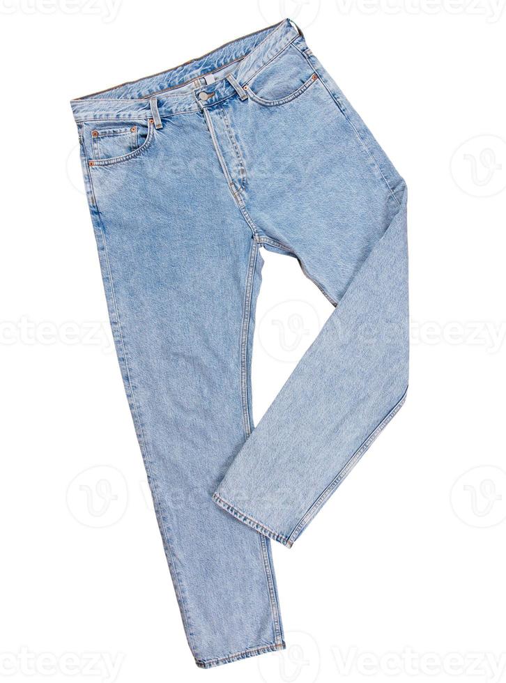 denim broek geïsoleerd, blauwe gevouwen jeans geïsoleerd op een witte achtergrond close-up foto