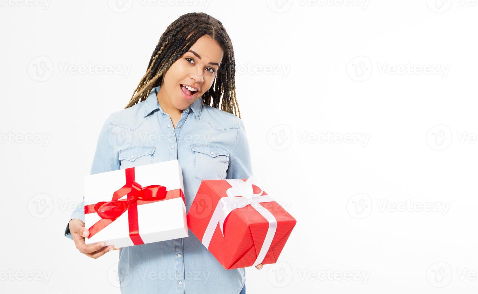 portret van een gelukkige afro-amerikaanse vrouw die een huidige doos houdt die over witte achtergrond wordt geïsoleerd foto