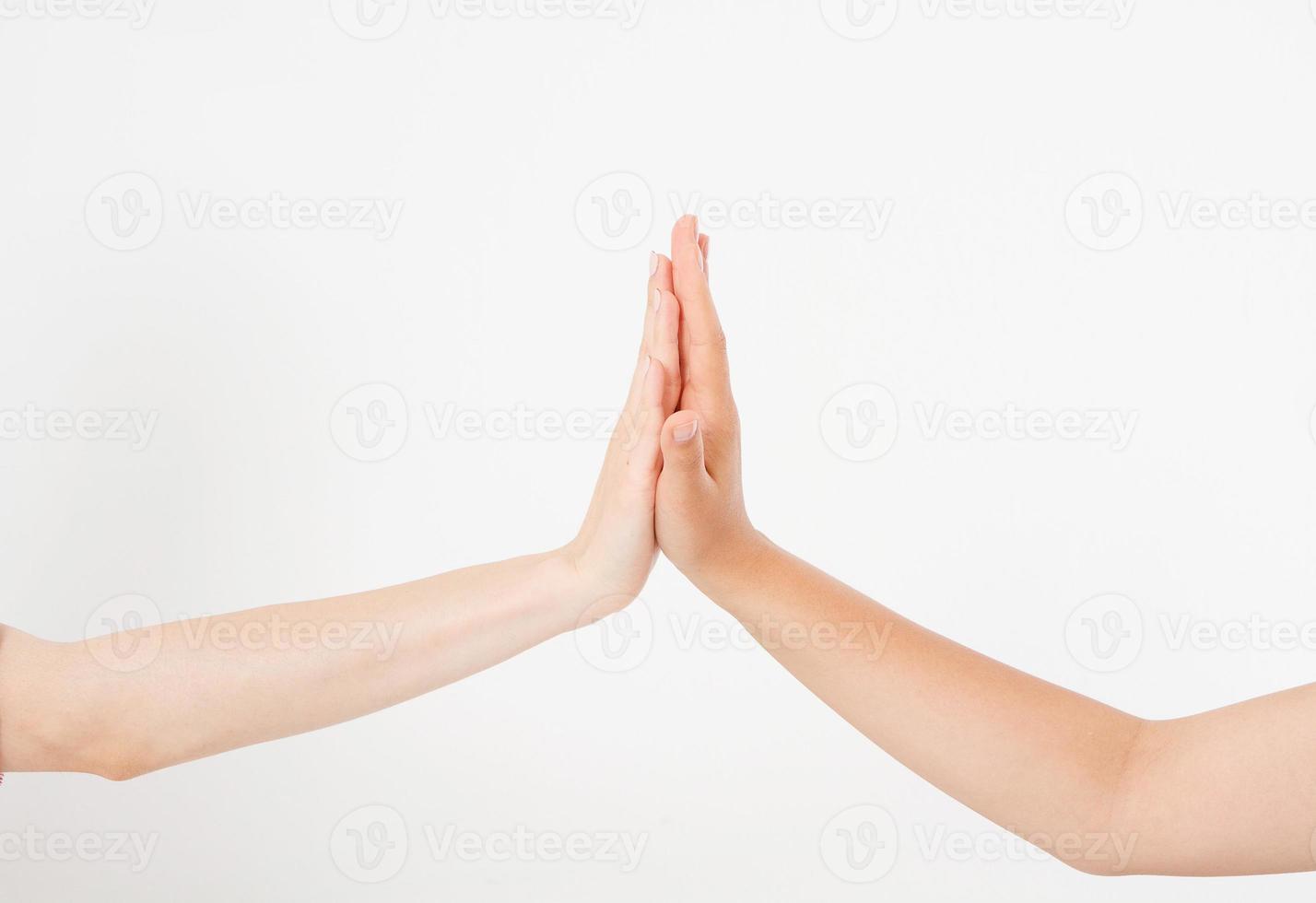 vrouwen hand aanraking geïsoleerd op een witte achtergrond. handen aan te raken. ruimte kopiëren. spotten. foto