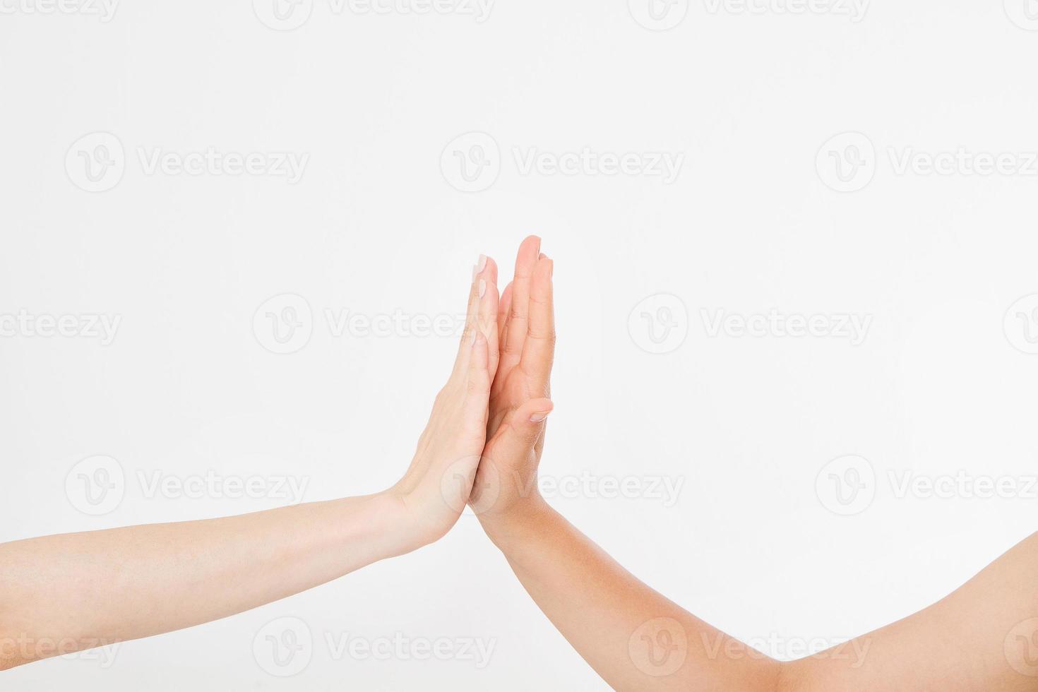 vrouwen hand aanraking geïsoleerd op een witte achtergrond. handen aan te raken. ruimte kopiëren. spotten. foto