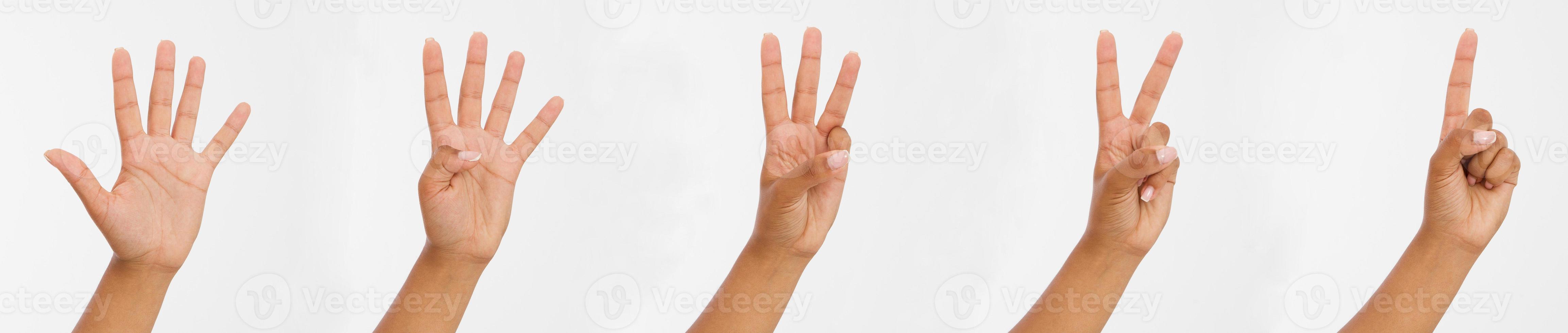 vrouwen hand tonen vingers. vinger wijst close-up op een witte achtergrond. kopieer spase foto