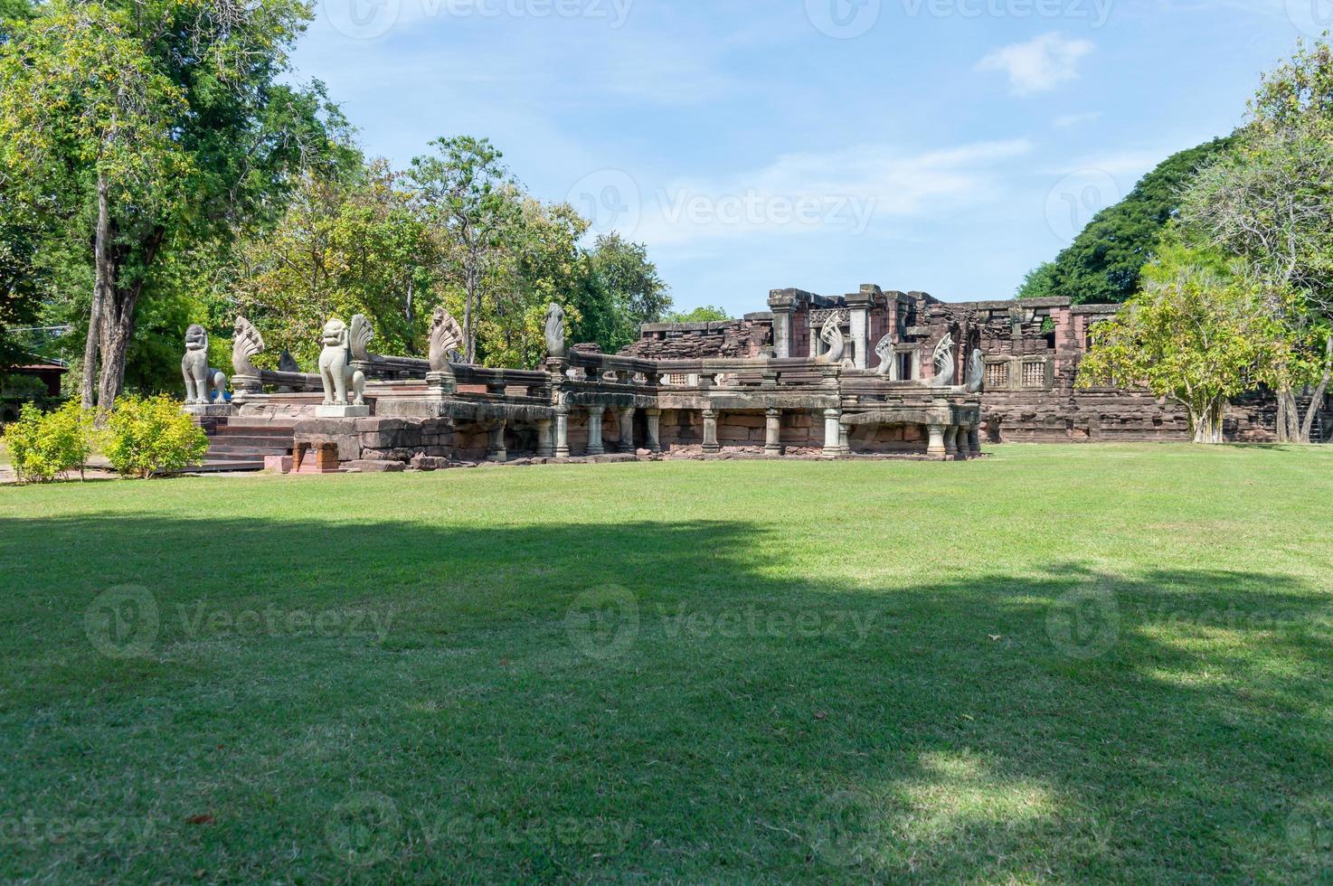 phimai historisch parkphimai gebouwd volgens de traditionele kunst van khmer. phimai prasat hin begon waarschijnlijk te bouwen tijdens het bewind van koning Suryavarman in de 16e eeuwse boeddhistische stormen. foto