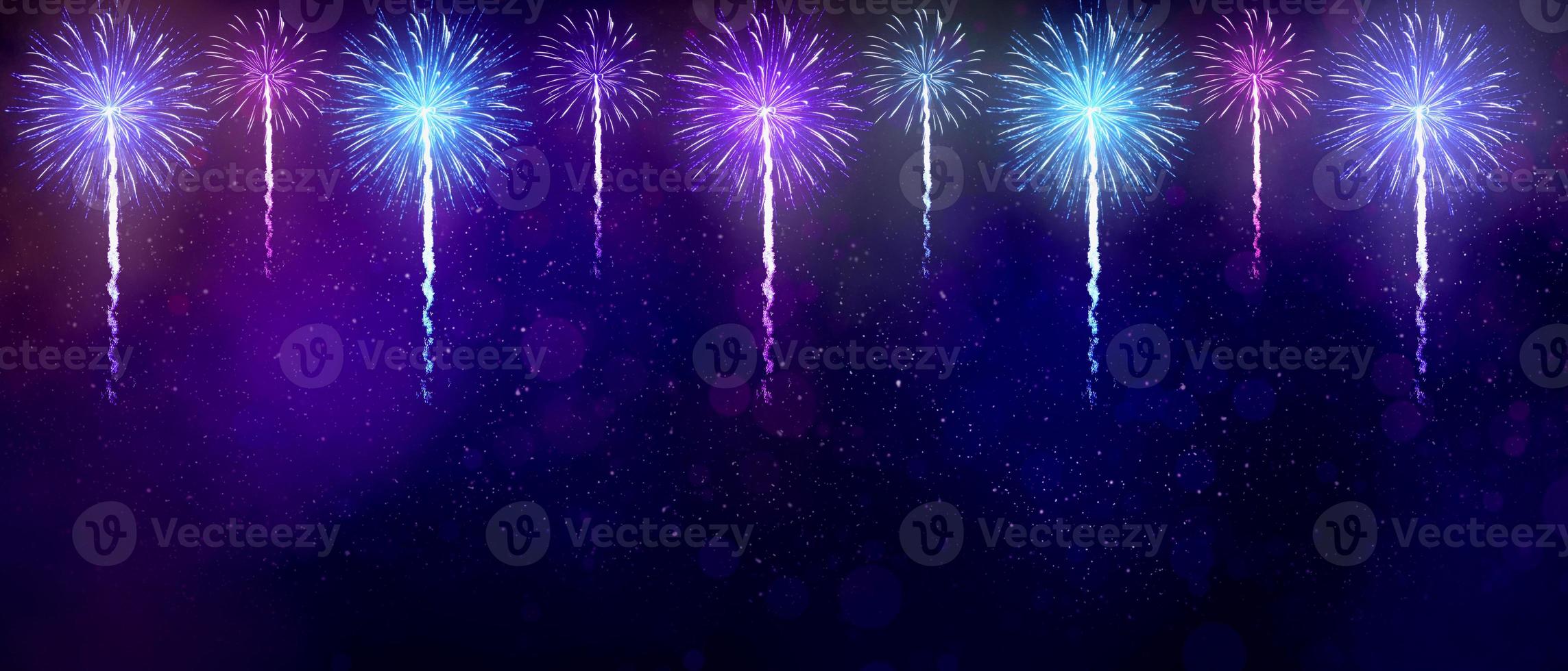 abstract gekleurd vuurwerk op donkere hemel. viering en jubileum concept foto