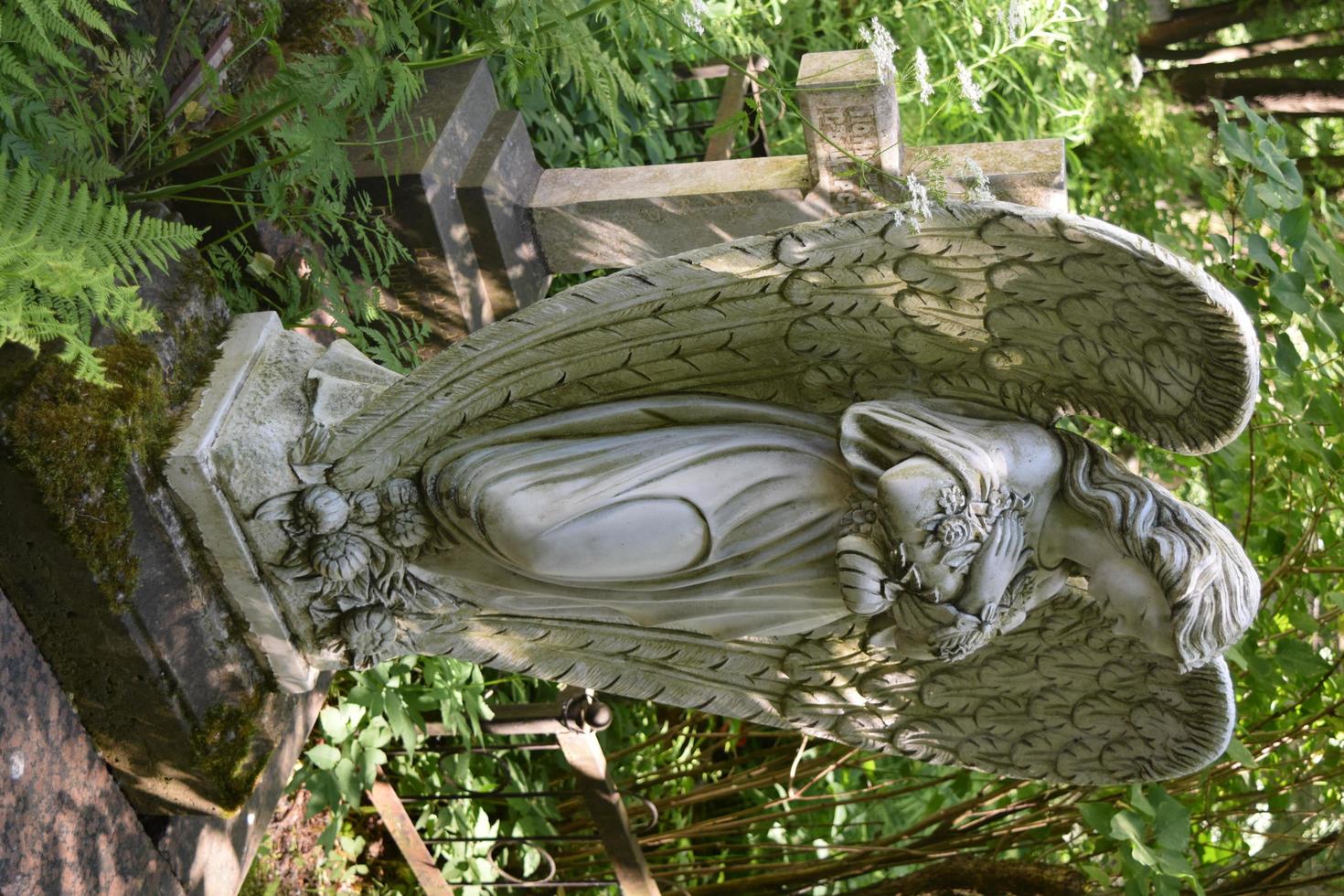 sint petersburg een grafsteen engel op de smolensk orthodoxe begraafplaats op 18 juni 2021 in sint petersburg foto