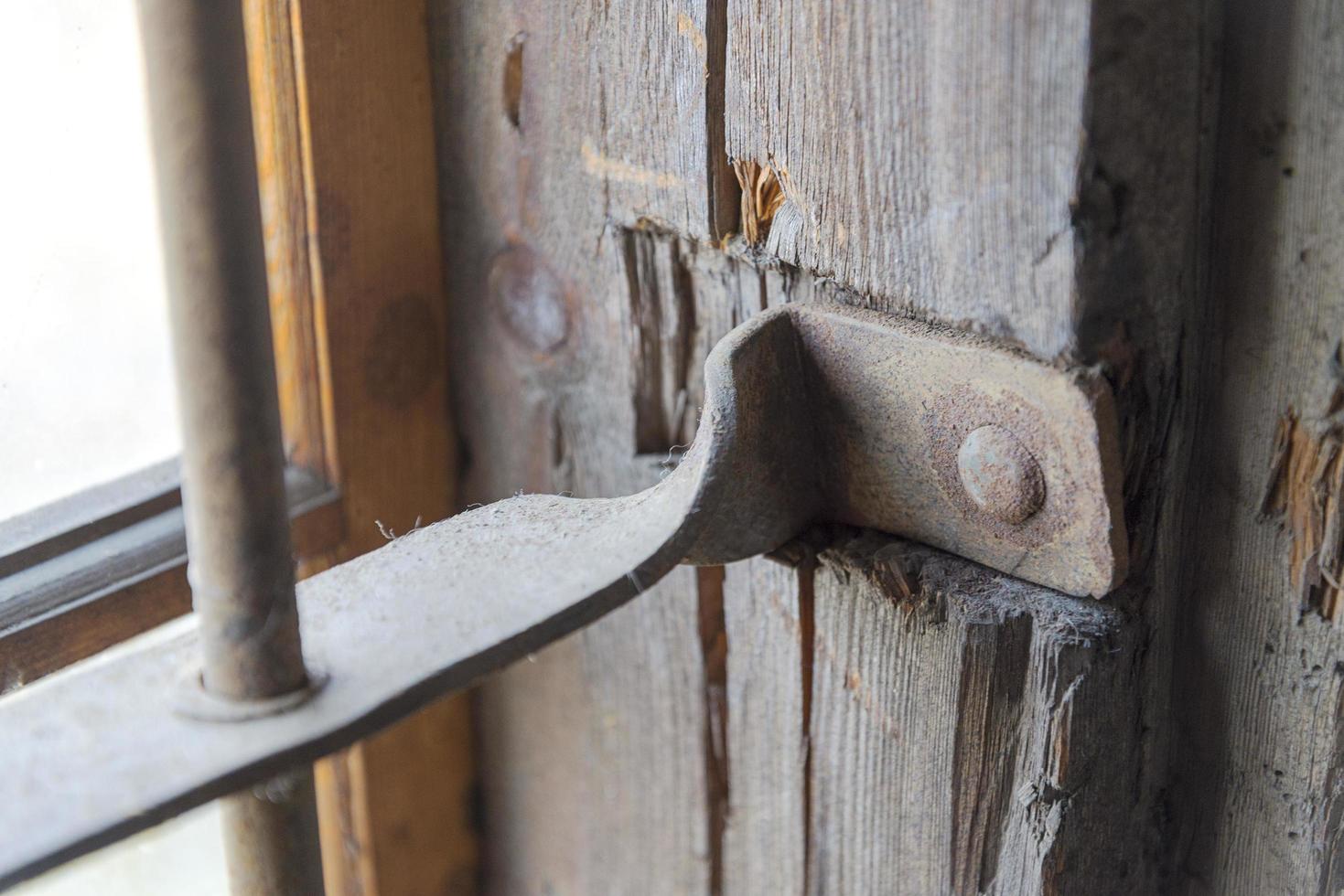 ik ben verdwaald gevoeligheid Bully de metalen spijlen voor het raam. 4963788 Stockfoto