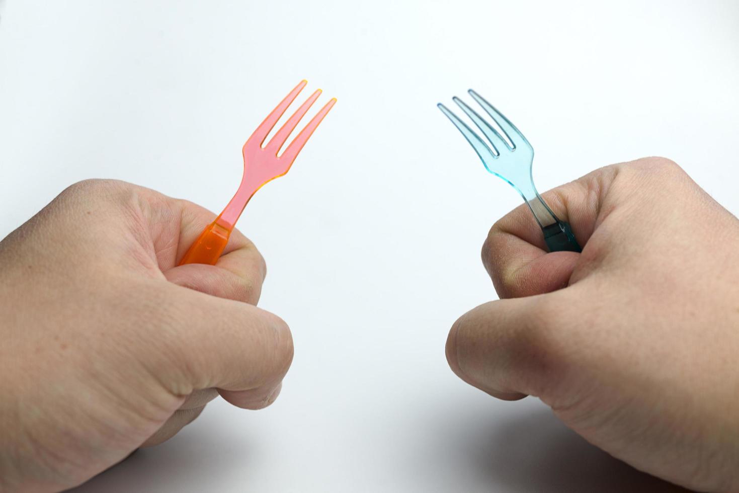 hand met een plastic vork. foto