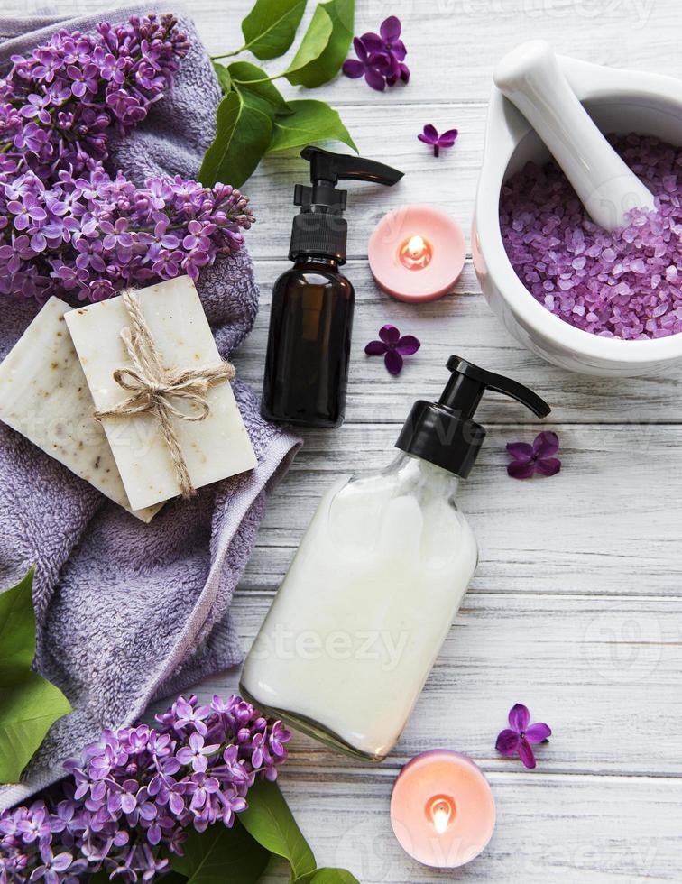 spa setting met lila bloemen foto