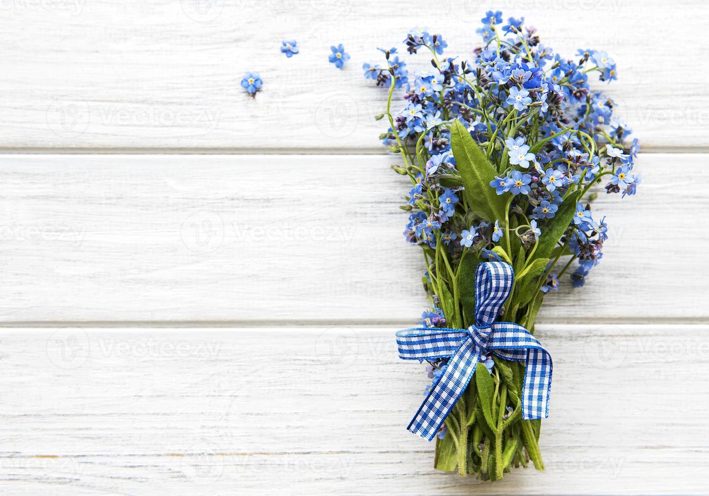 vergeet-mij-niet bloemen op een houten tafel foto