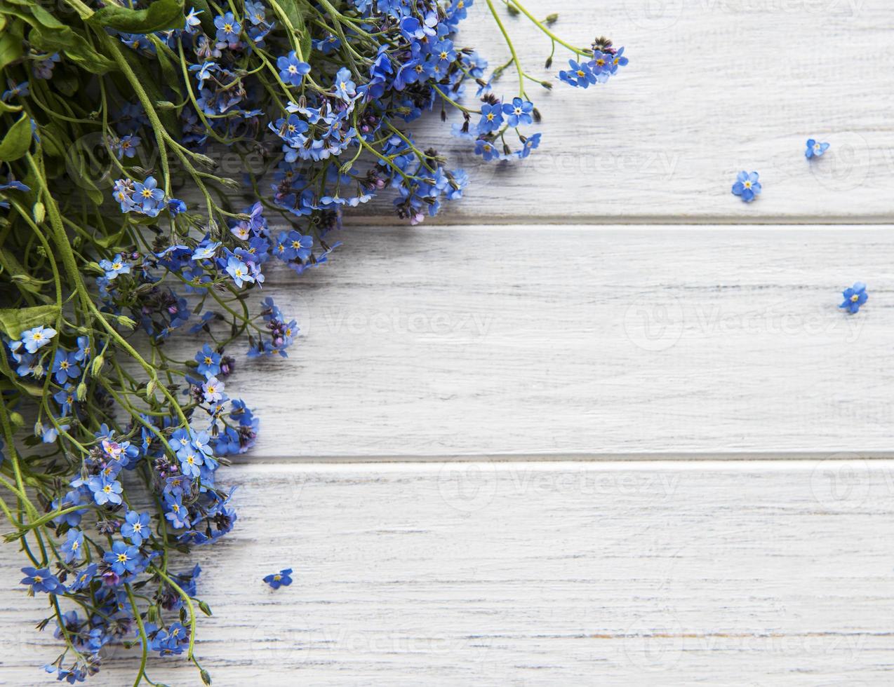 vergeet-mij-niet bloemen op een houten tafel foto