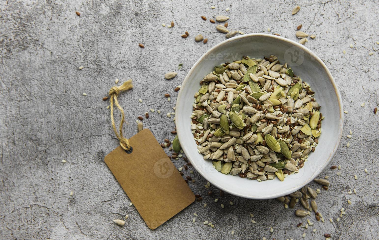 mix verschillende zaden voor een gezonde salade foto