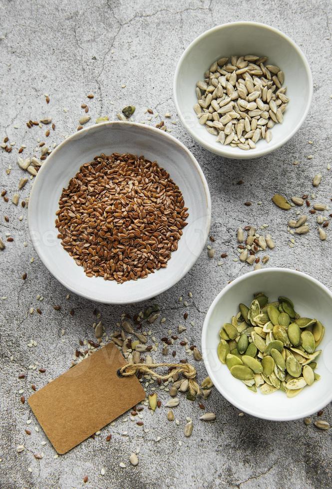 mix verschillende zaden voor een gezonde salade foto