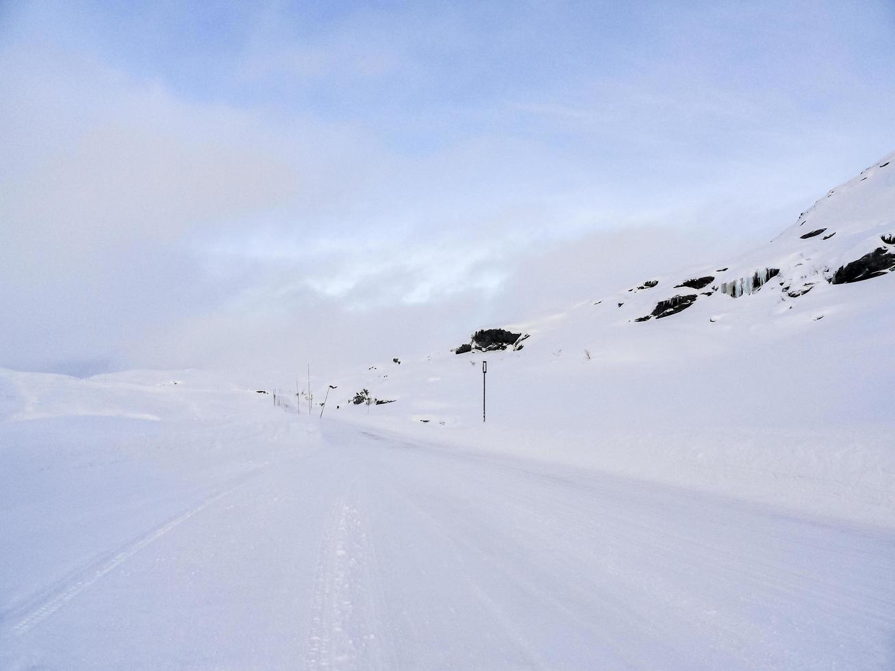 rijden door besneeuwde weg en landschap in noorwegen. foto