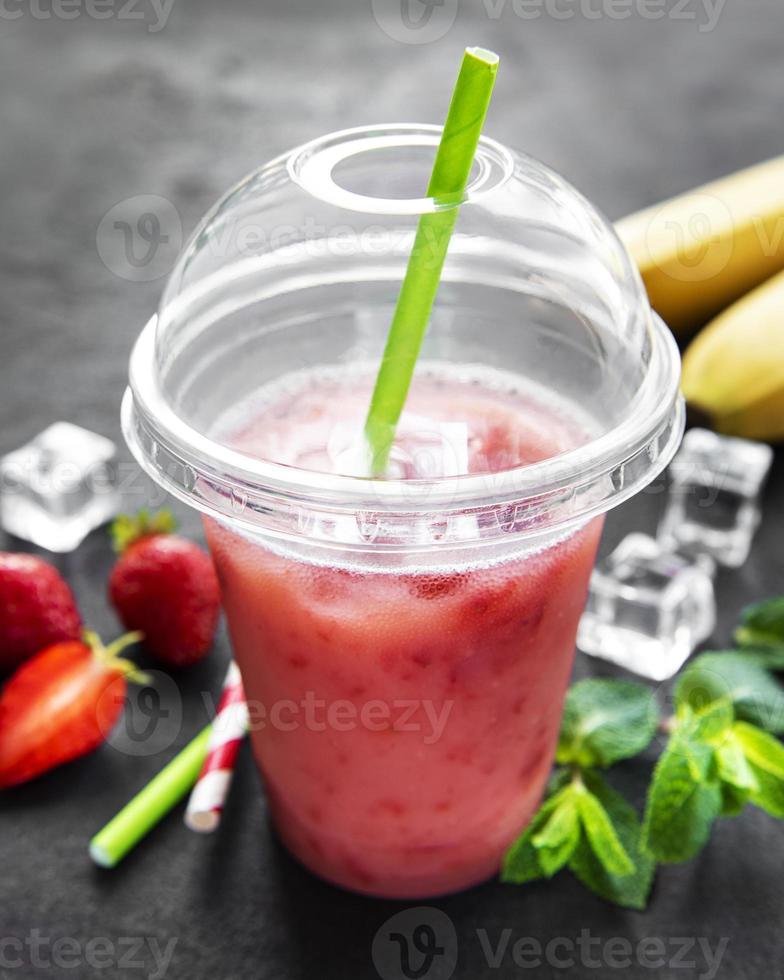 verfrissend zomerdrankje met aardbei foto