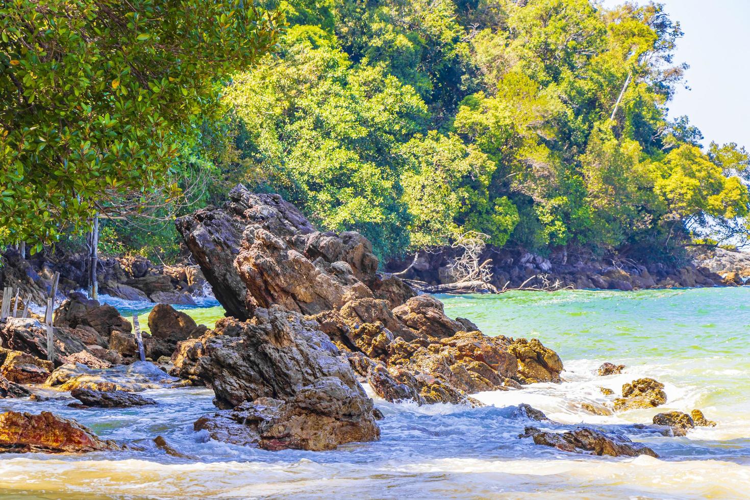 tropisch paradijs aow kwang peeb strand koh phayam eiland thailand. foto