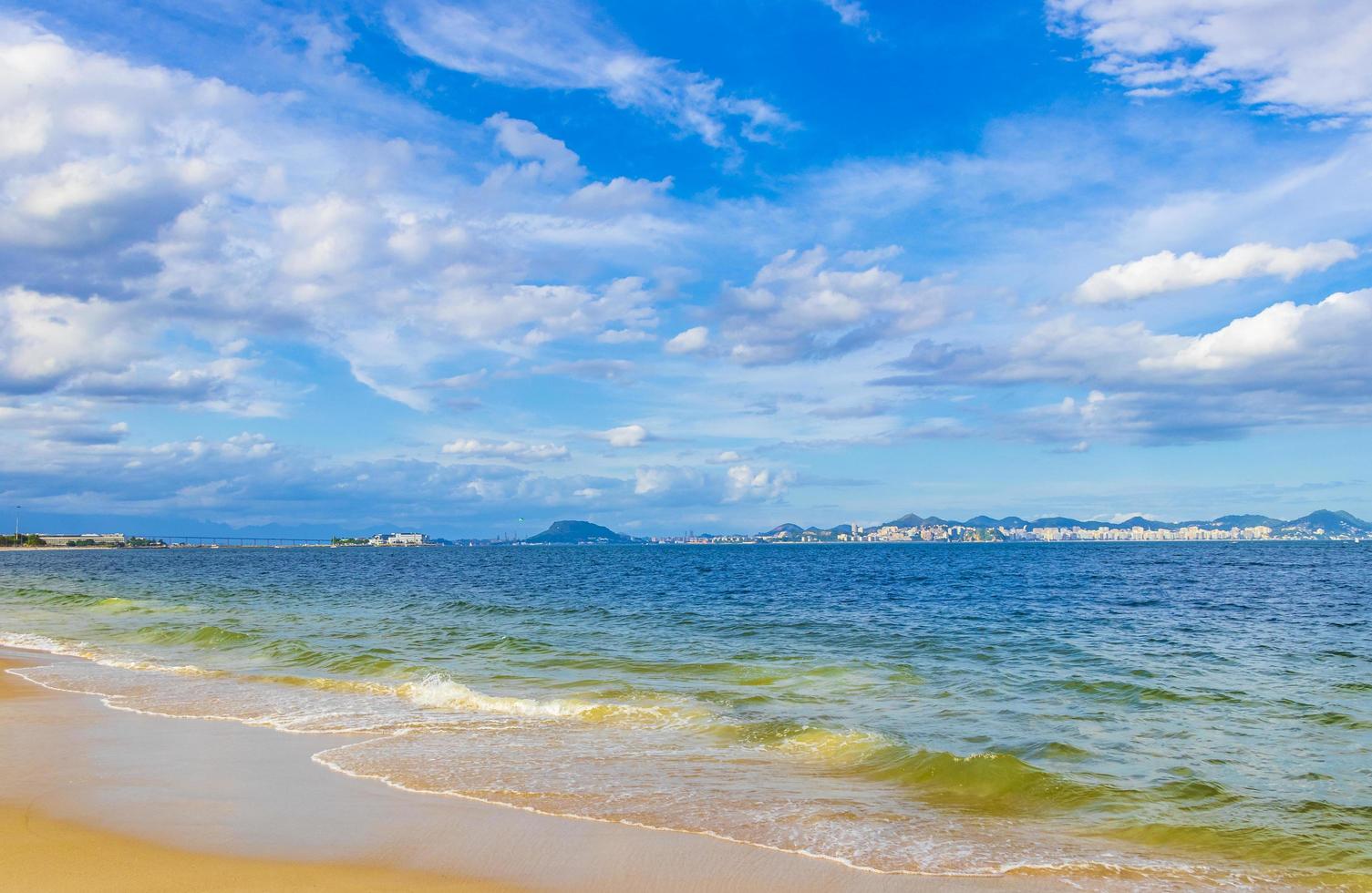 flamengo strand panoramisch uitzicht en stadsgezicht rio de janeiro brazilië. foto