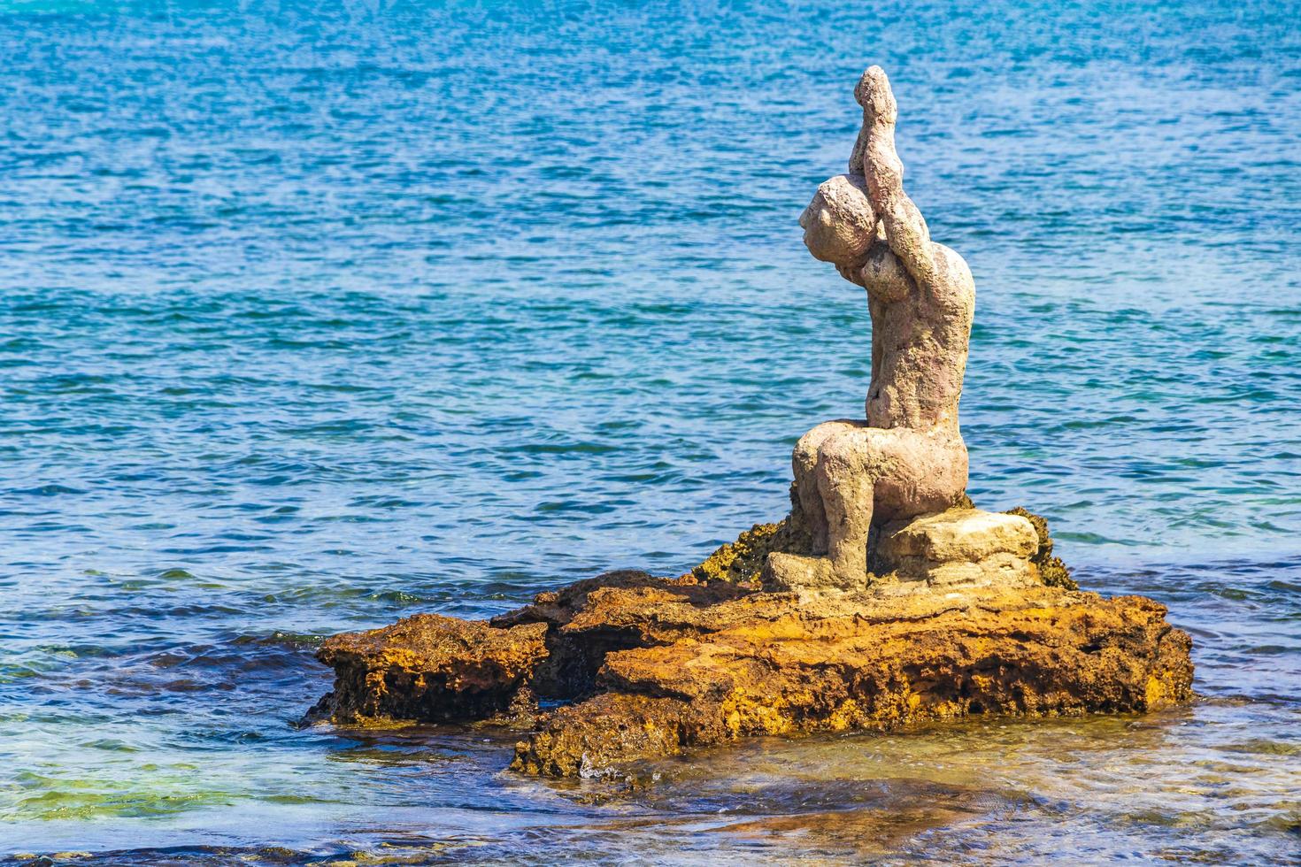 sculptuur kust en strand landschap panorama kan picafort mallorca spanje. foto