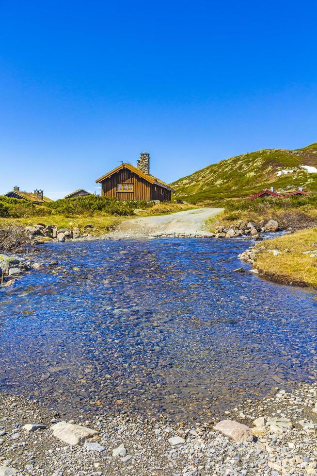 rivier en huisjes hutten vavatn meer panorama landschap hemsedal noorwegen. foto