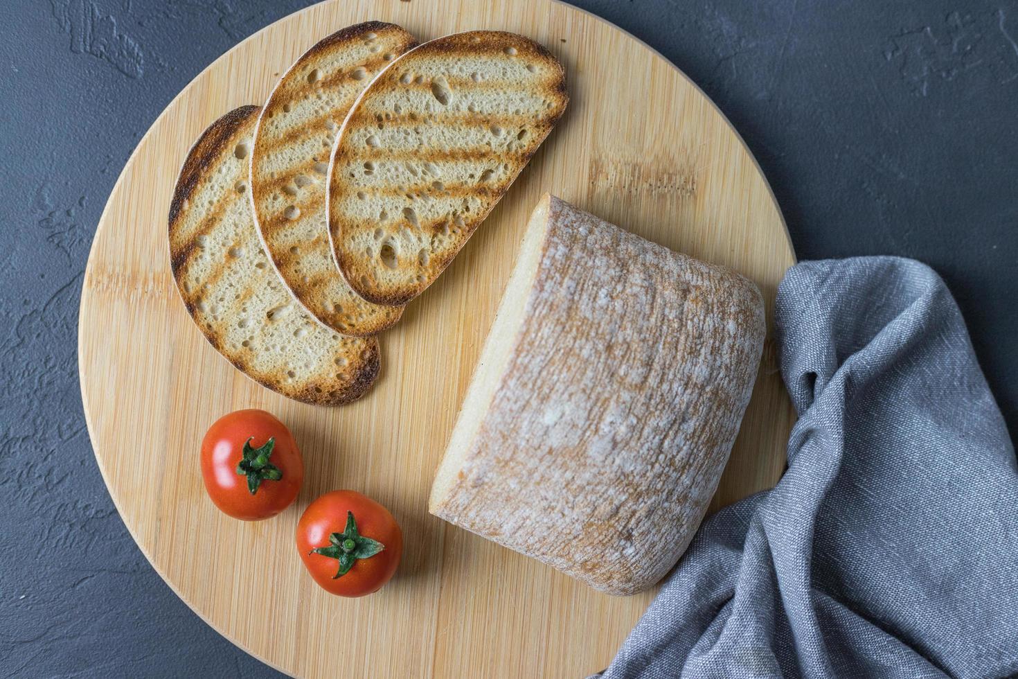 Gegrilde sneetjes brood liggend op een houten keukenbord bovenaanzicht foto