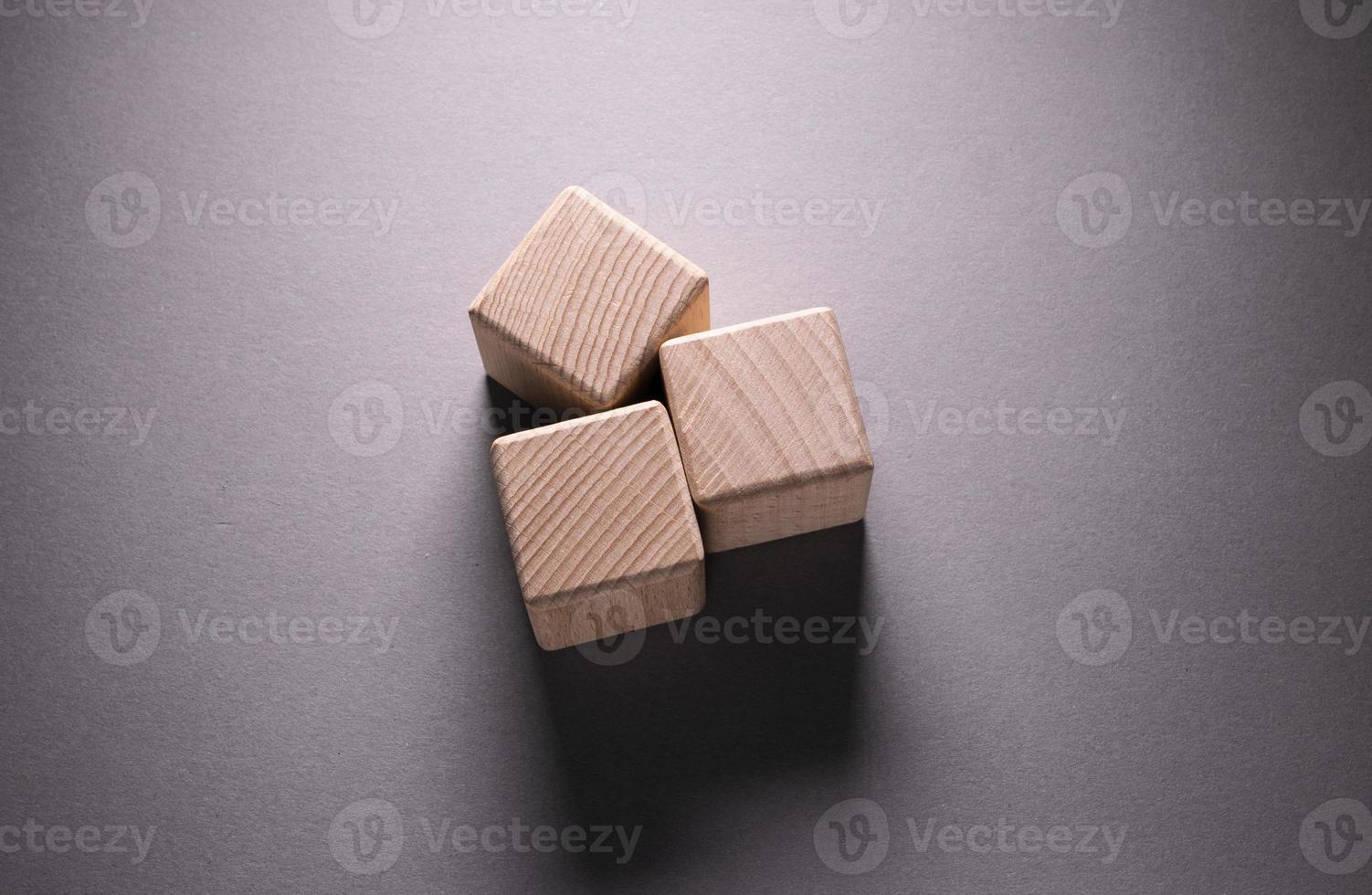 houten geometrische vormen kubussen foto