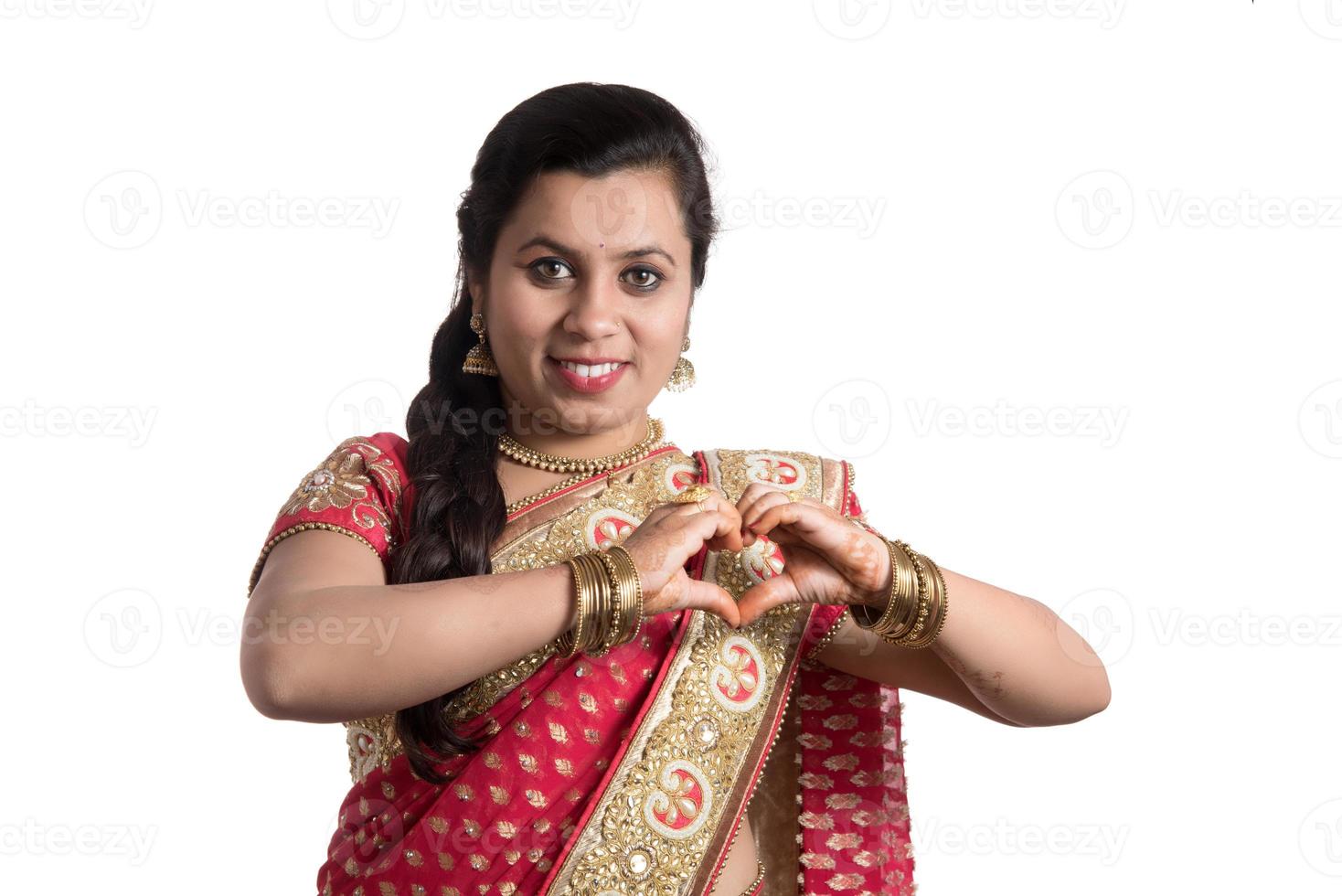 mooi jong meisje poseren in Indiase traditionele saree op witte achtergrond. foto